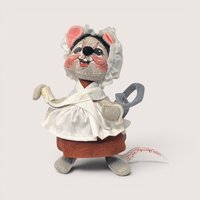Vintage 1986 Annalee felt mouse doll wearing a bonnet and apron with painted facial features.