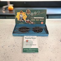 Vintage Griswold Shallow Patty Molds Set 1