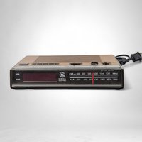 Vintage GE AM/FM Digital Alarm Clock Radio: Retro Wake-Up Nostalgia