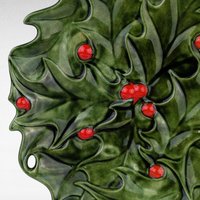 Vintage 1973 Atlantic Mold Holly Berry Christmas Plate, Ceramic Holly Plate, Hand-Painted Holiday Decor, Signed "Sue '73"