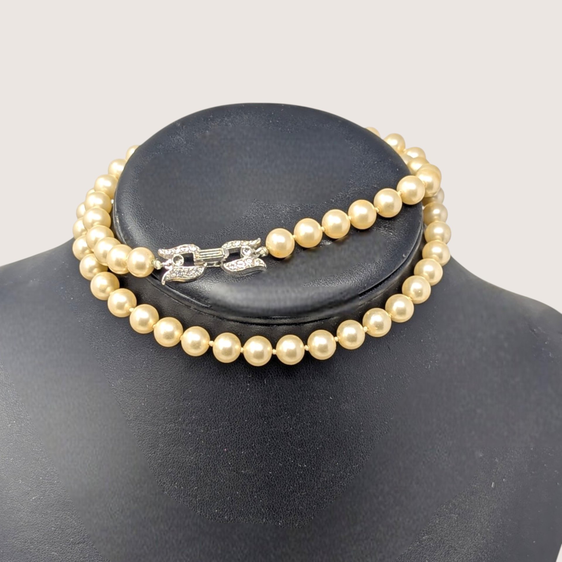 1960s Vintage Faux Pearl Rhinestone Clasp Necklace