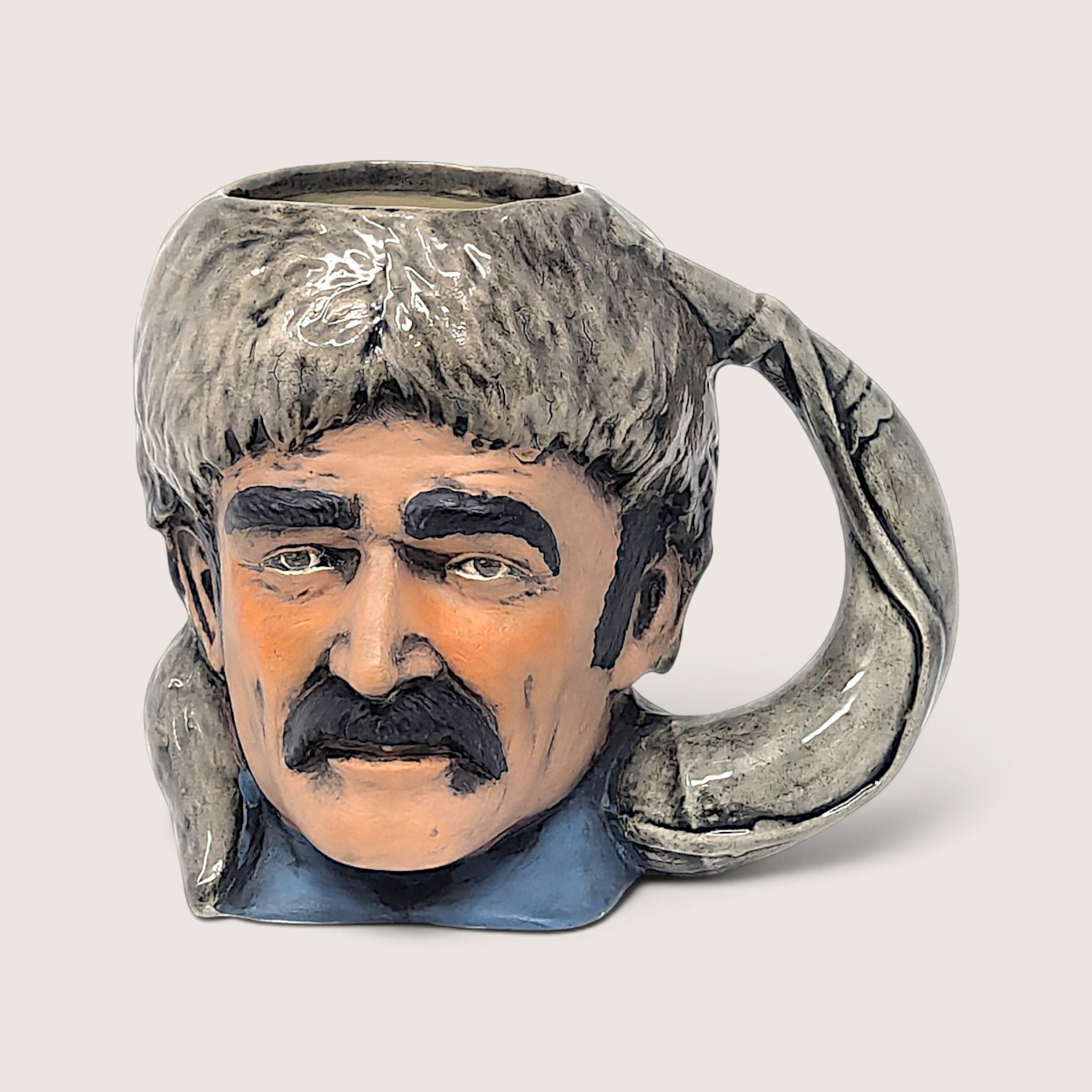Vintage 1976 hand-painted ceramic character mug depicting a frontiersman in a coonskin cap with a tail handle and "DAD" inscribed on the base.