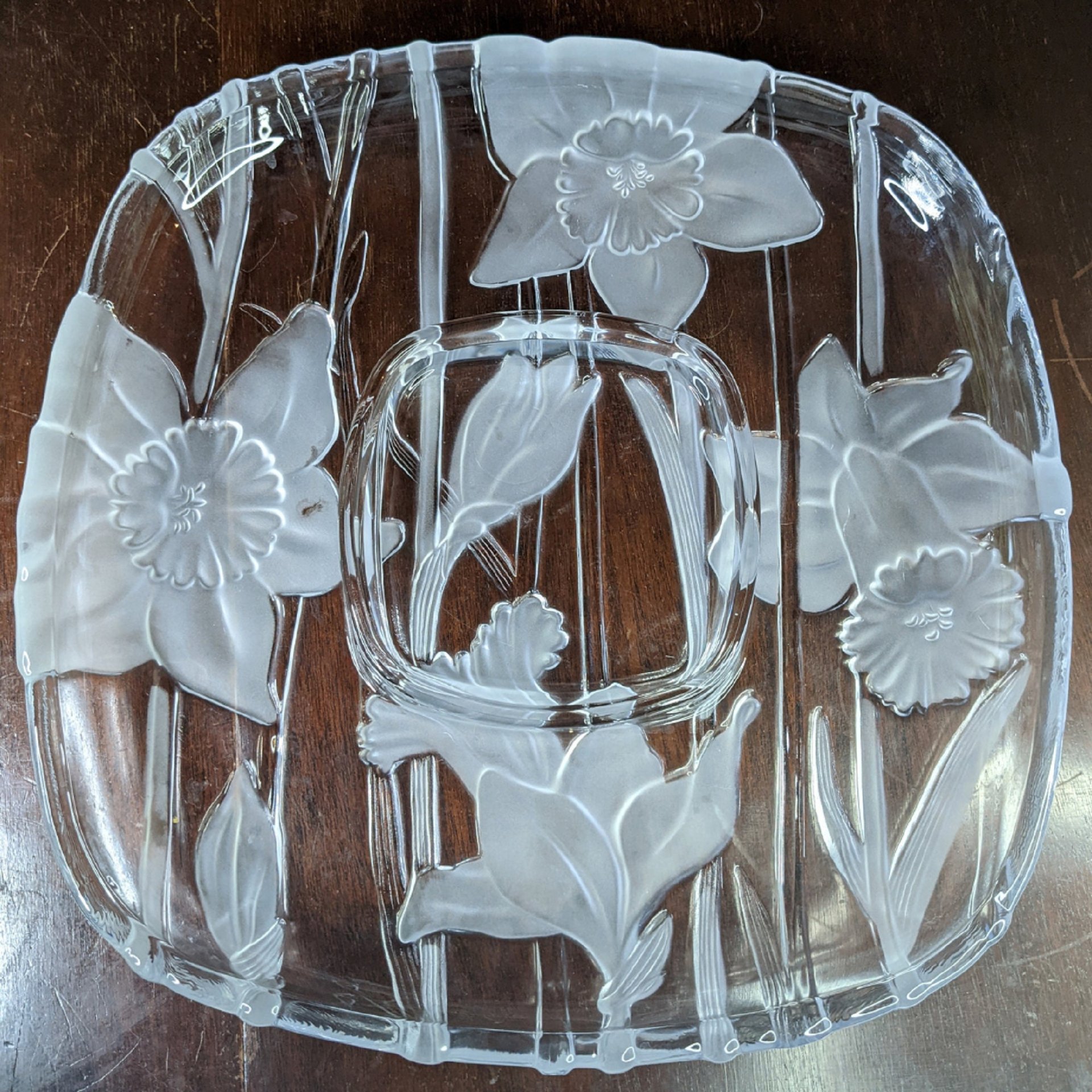 1989 Crystal Clear Studios Narcissus Serving Platter Etched Daffodils