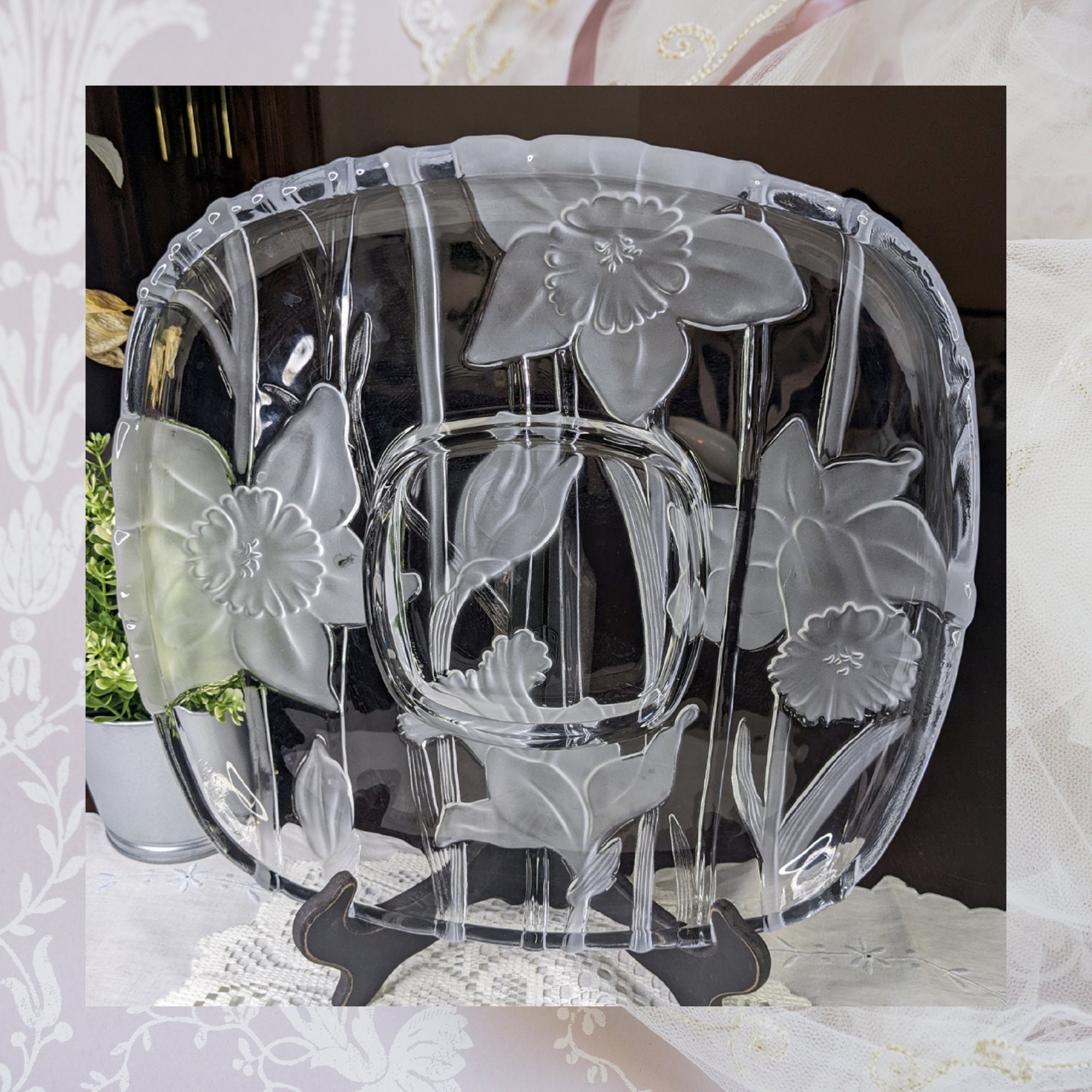 1989 Crystal Clear Studios Narcissus Serving Platter Etched Daffodils