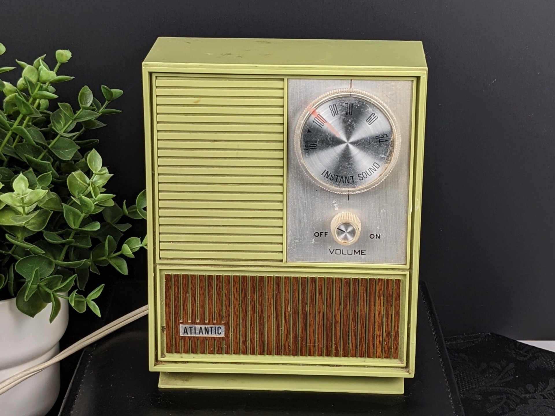 Vintage Atlantic Am Table Radio (barely works)