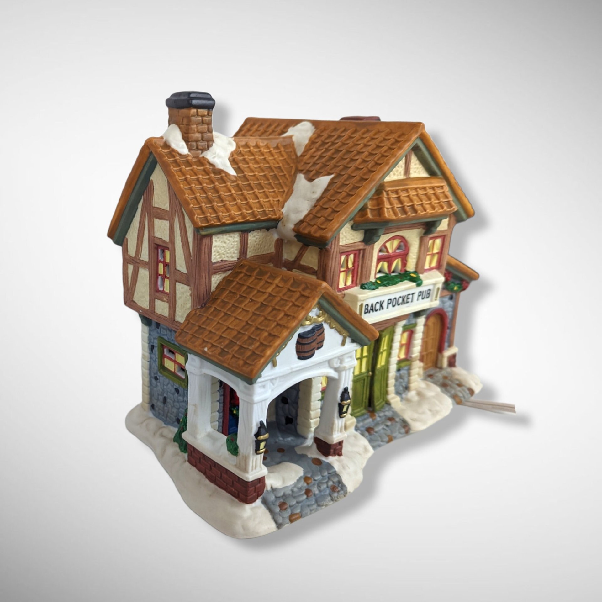 1999 Santa's Workbench Towne Series Back Pocket Pub Lighted House