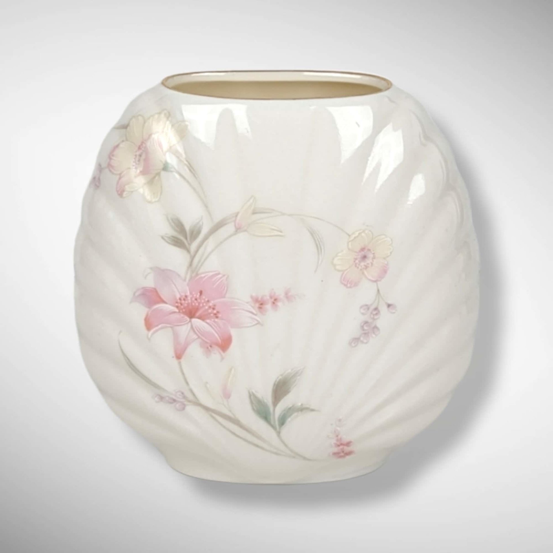 Vintage Fine China Japan Shell Shaped Bud Vase with Pink Flowers (4")