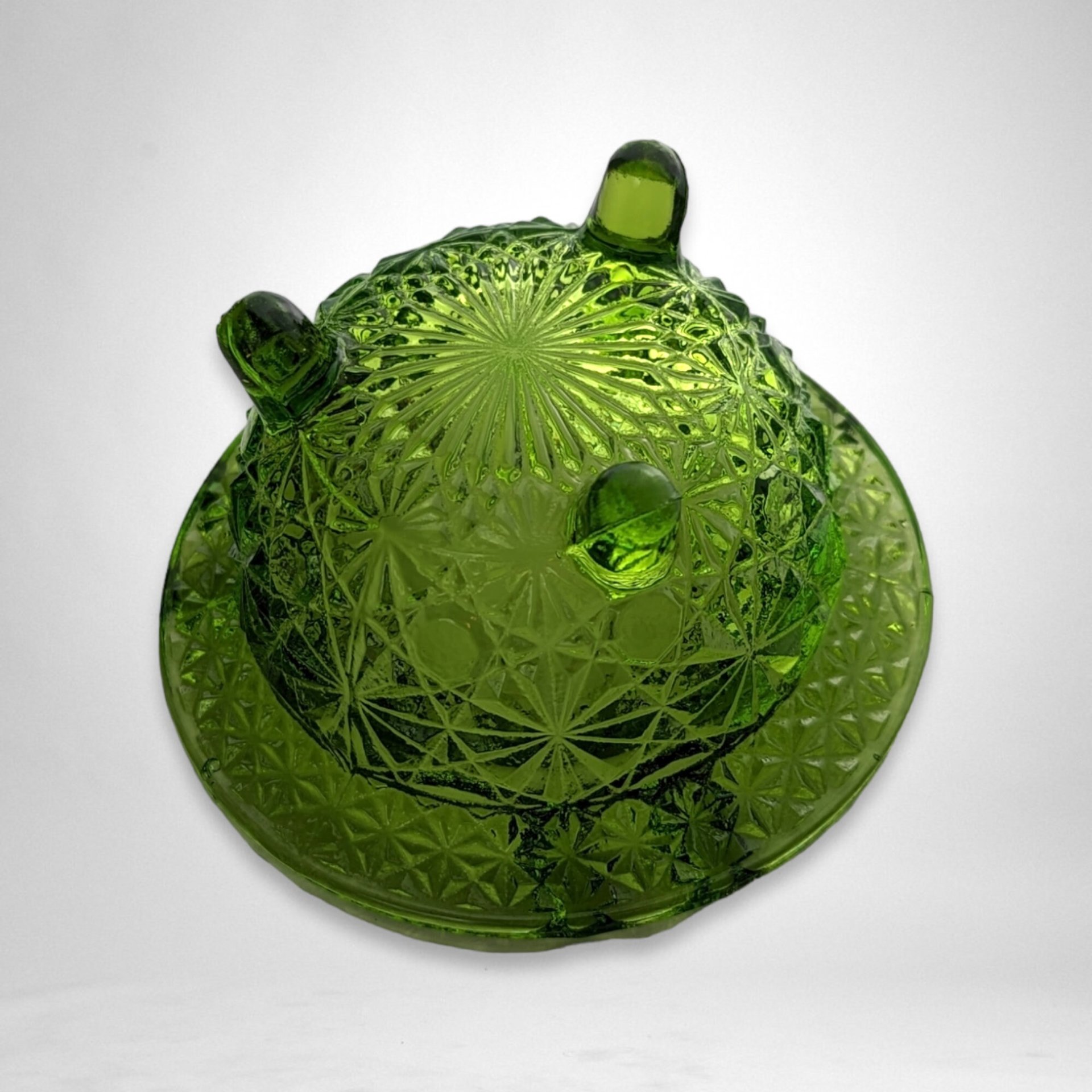 Green Beauty: Vintage Daisy & Button Ashtray/Trinket - Collectible Glass Gem