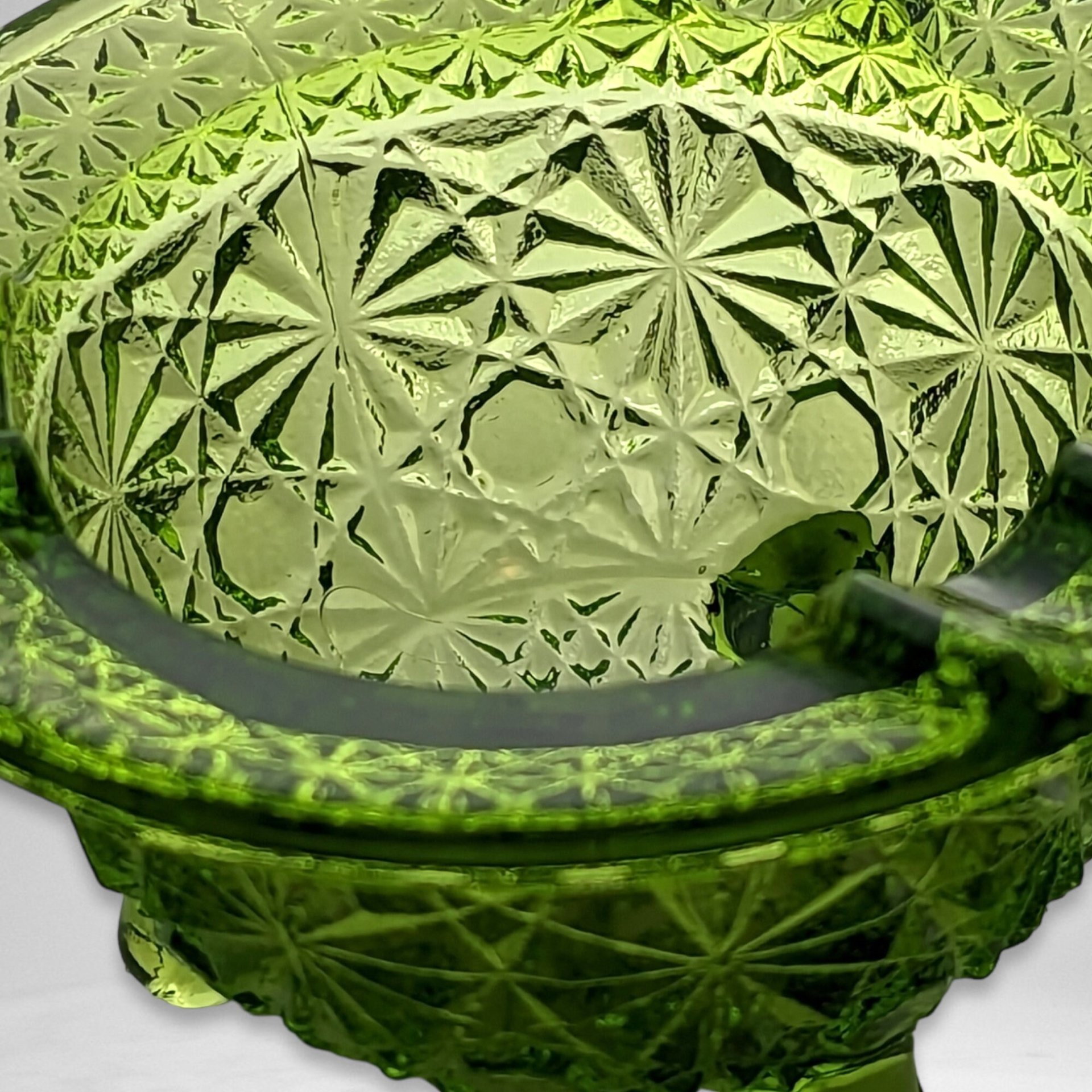 Green Beauty: Vintage Daisy & Button Ashtray/Trinket - Collectible Glass Gem