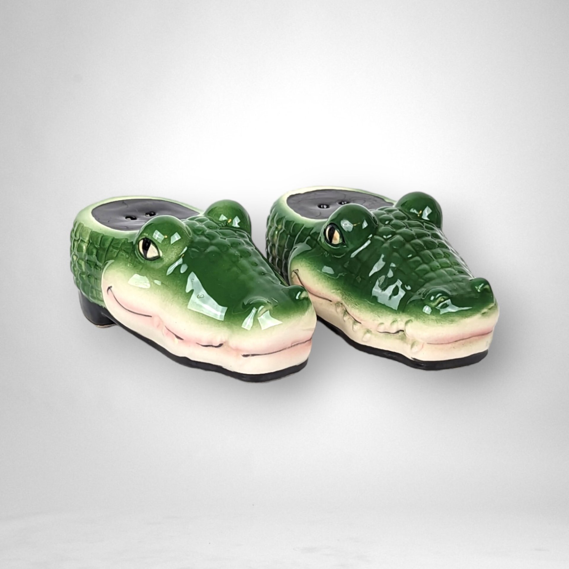 1990 Vandor Crocodile Salt and Pepper Shaker Set: Quirky Kitchen Companions