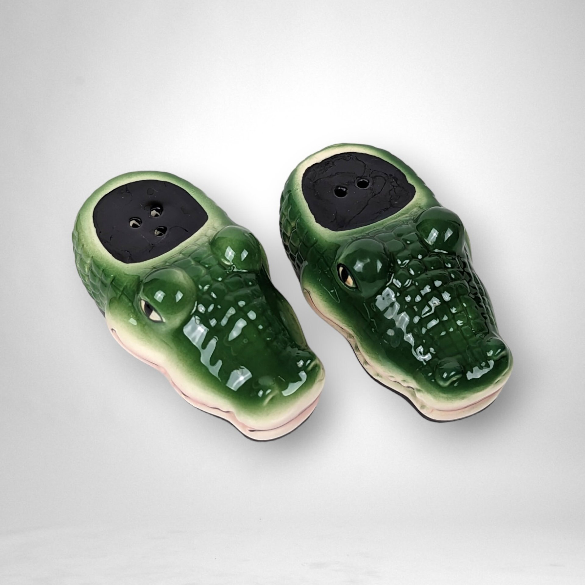1990 Vandor Crocodile Salt and Pepper Shaker Set: Quirky Kitchen Companions