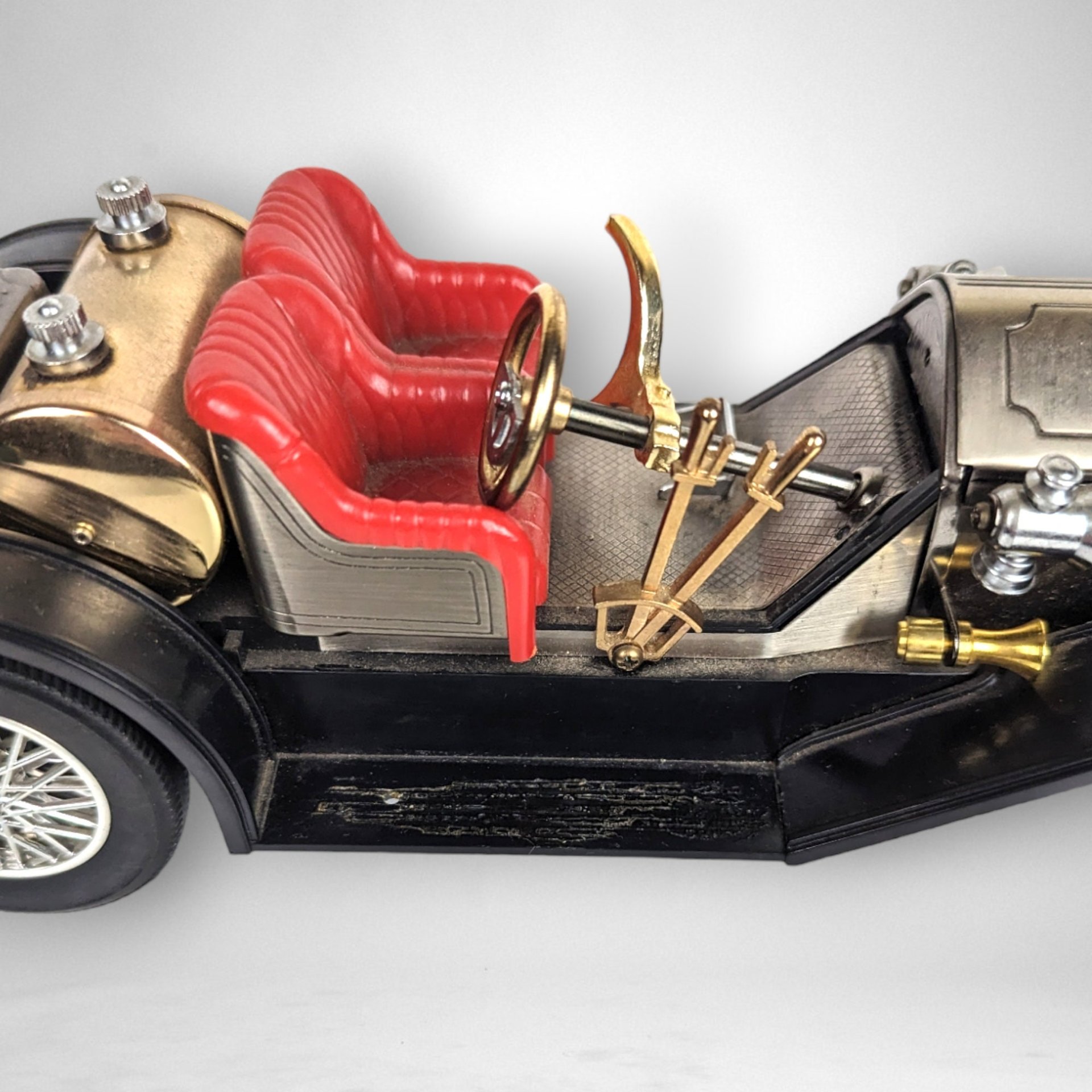 Stutz Bearcat 1913 Model Car - Classic Replica, No Radio Functionality