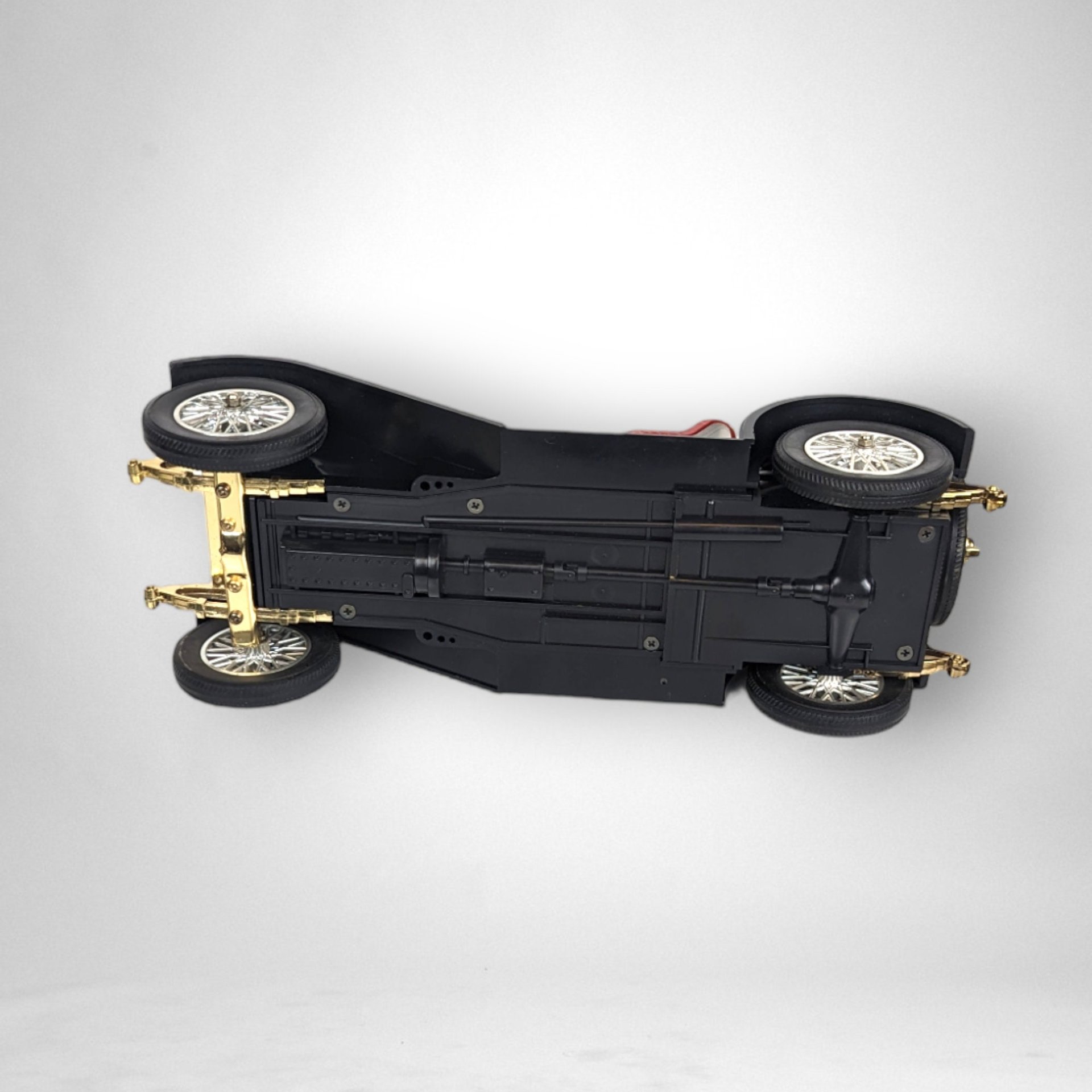 Stutz Bearcat 1913 Model Car - Classic Replica, No Radio Functionality