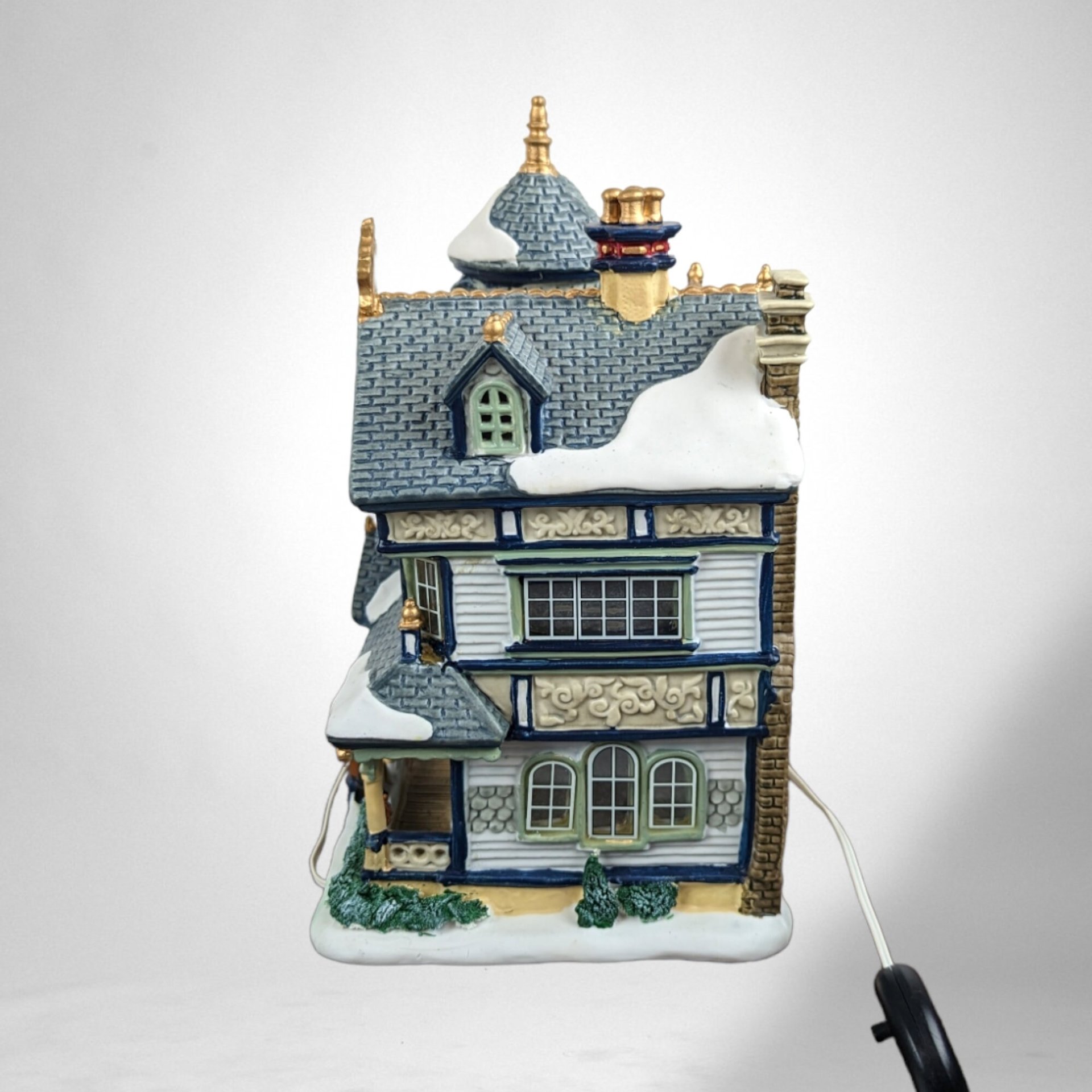 Lemax Knickerbocker Light-Up House: Charming Holiday Decor