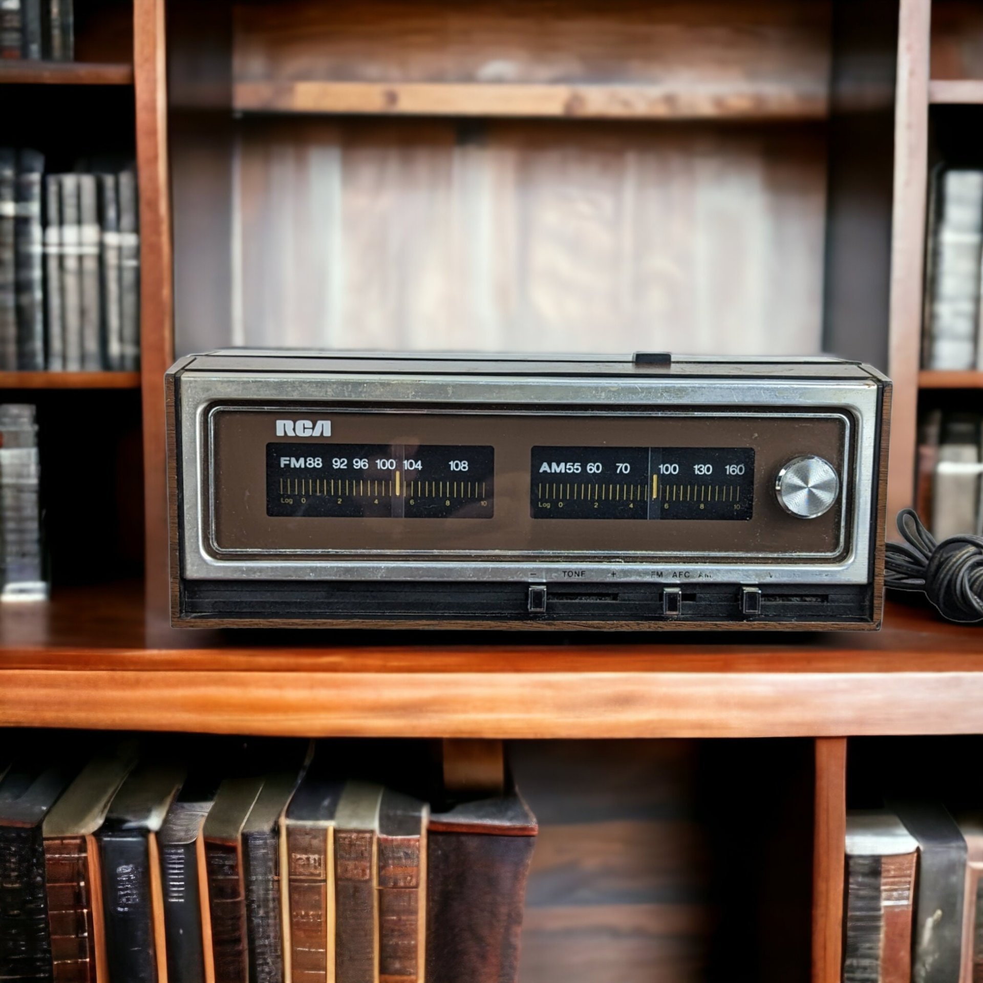 Vintage RCA Model RWC730 AM/FM Radio