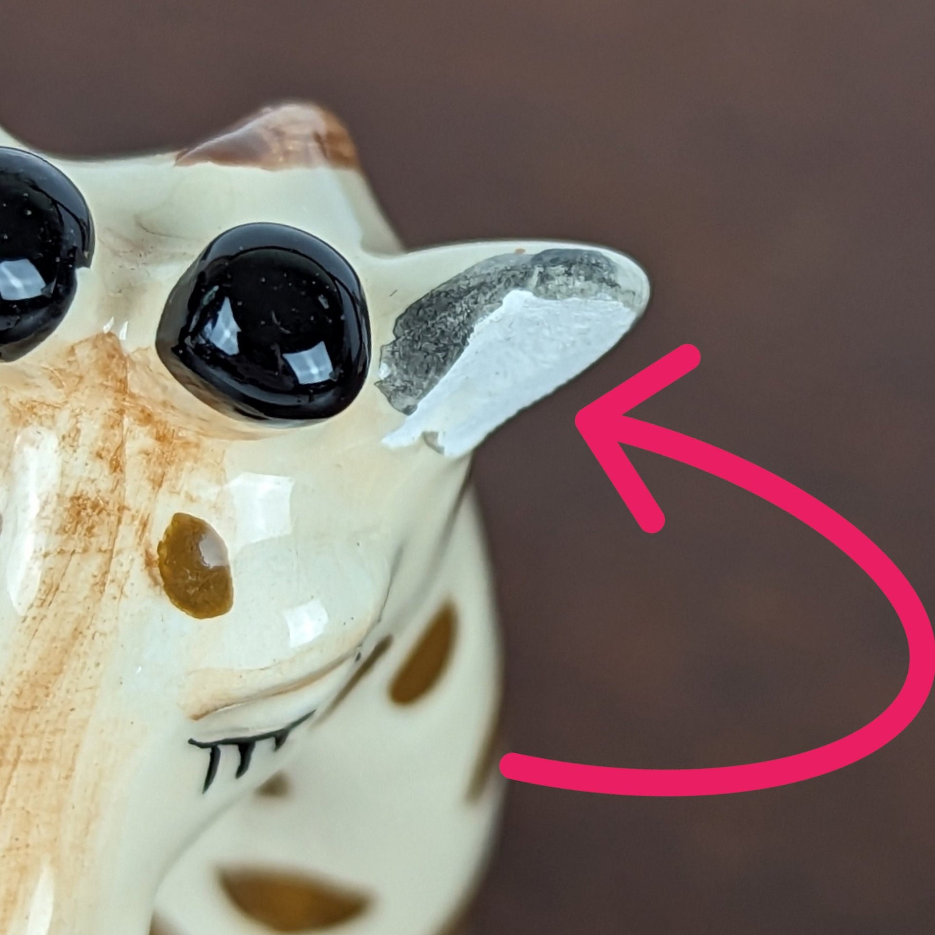 Magnetic Ceramic Giraffe Salt and Pepper Shakers: Quirky Kitchen Decor