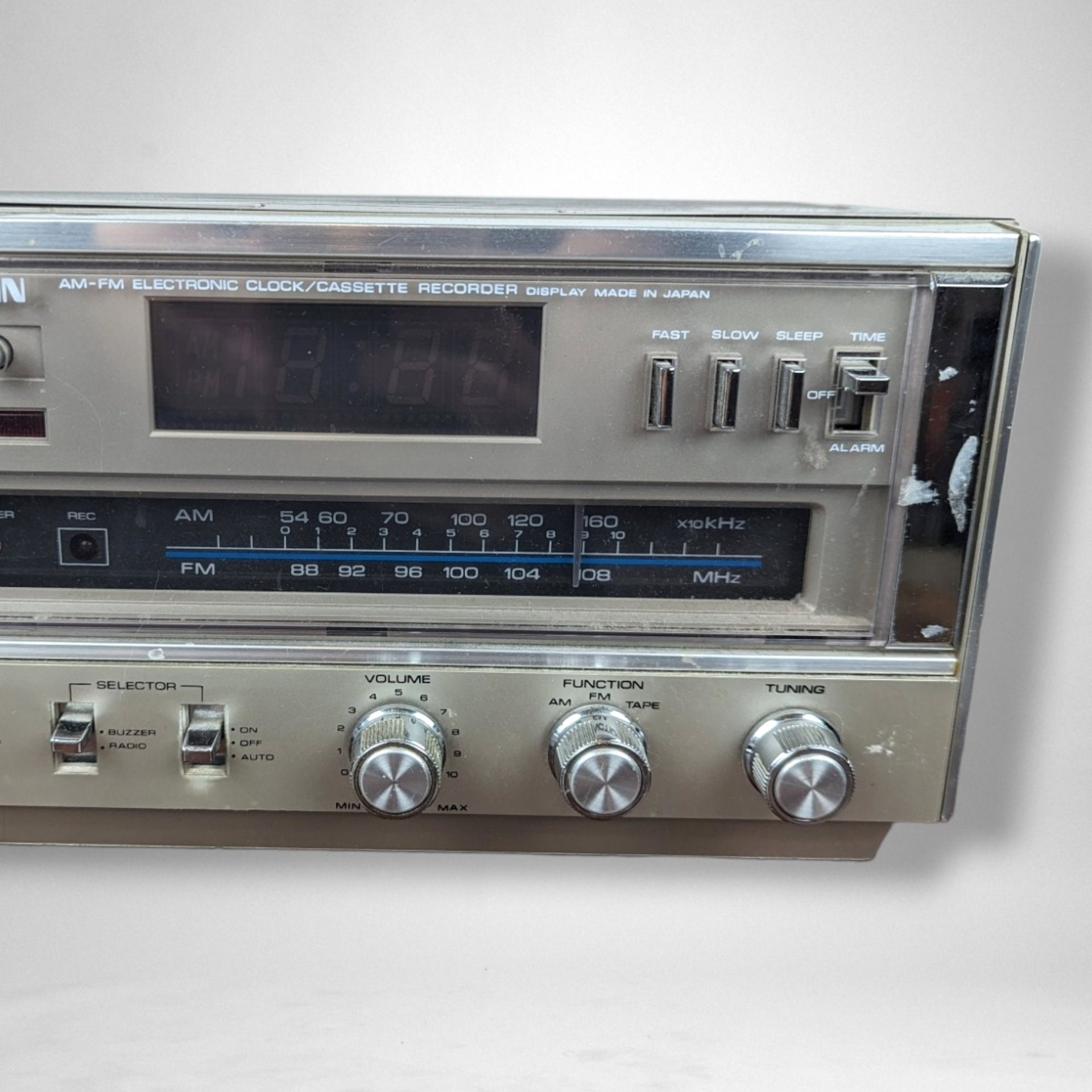 Vintage Soundesign AM/FM Electronic Clock/Cassette Recorder - Retro Audio Device