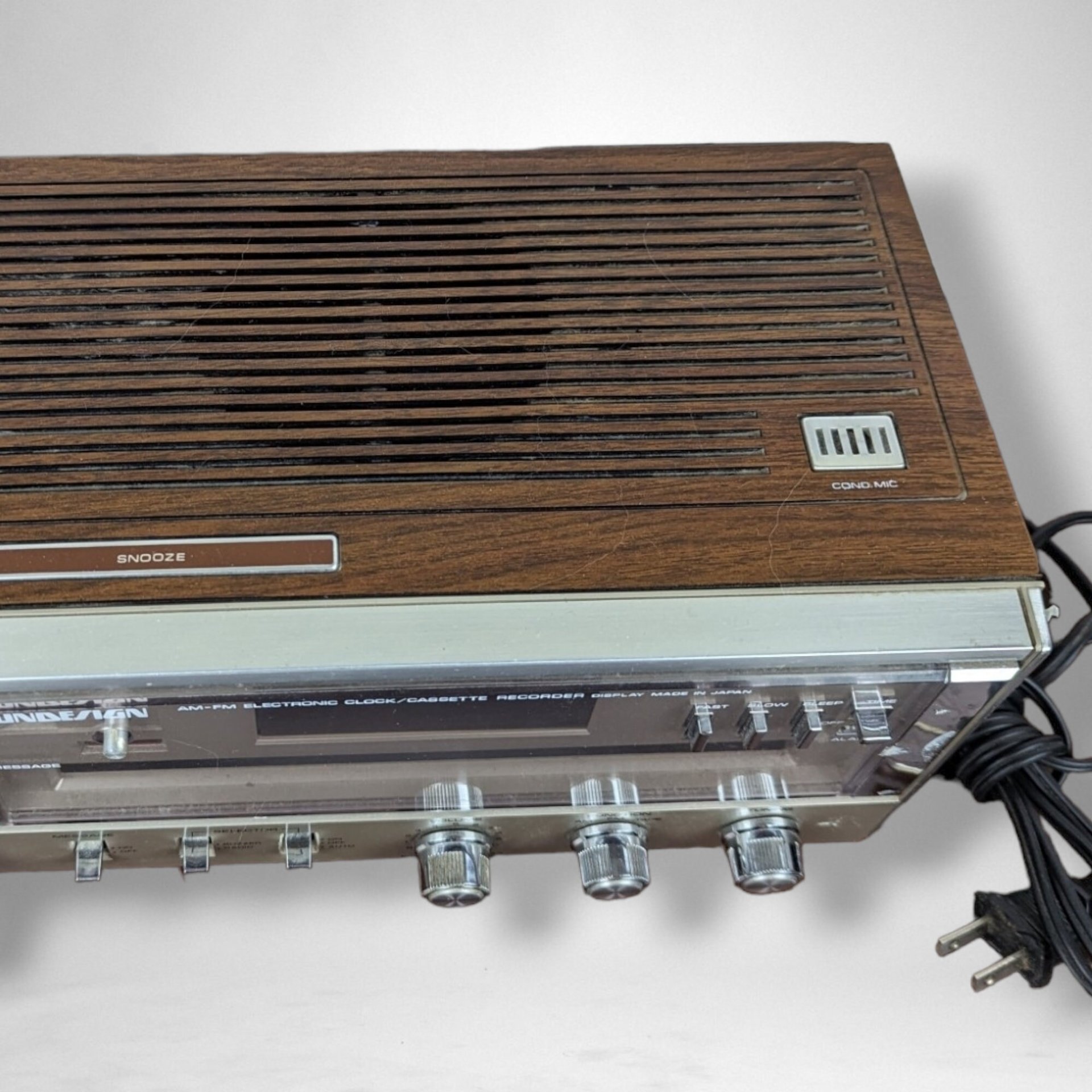 Vintage Soundesign AM/FM Electronic Clock/Cassette Recorder - Retro Audio Device