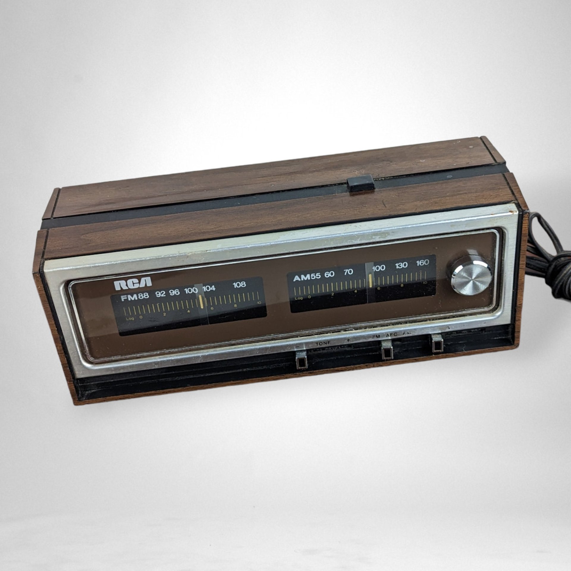 Vintage RCA Model RWC730 AM/FM Radio