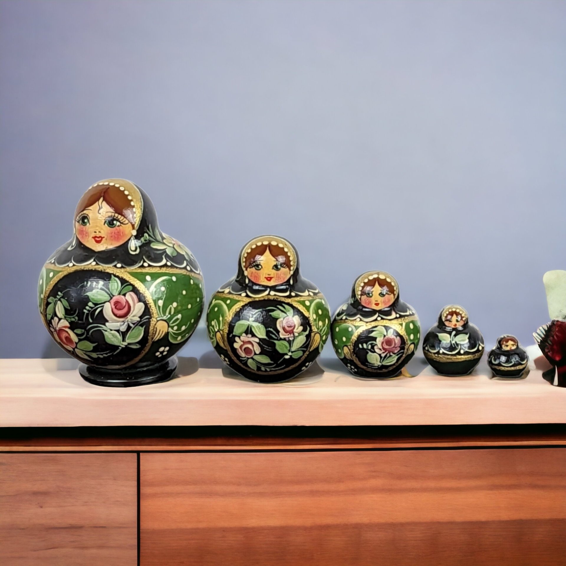Artistry in Layers: Hand-Painted Russian Nesting Dolls - Set of Exquisite Matryoshka Dolls