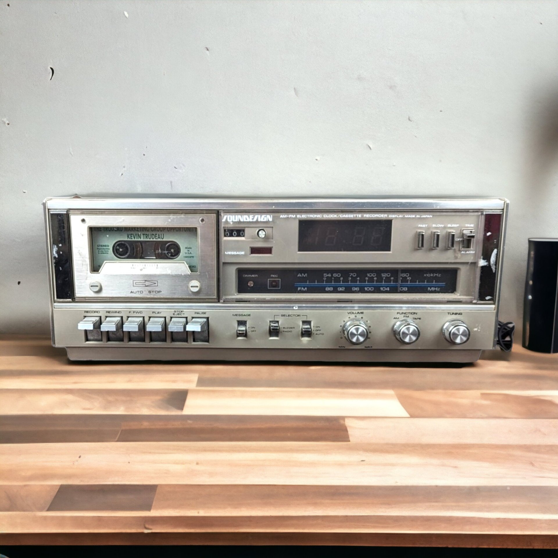 Vintage Soundesign AM/FM Electronic Clock/Cassette Recorder - Retro Audio Device