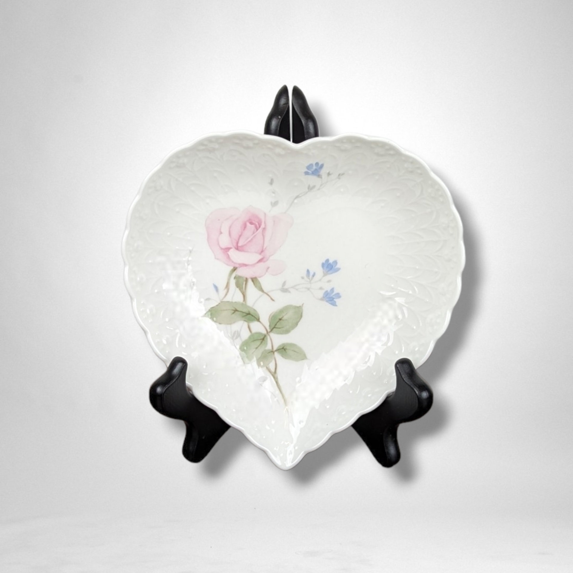 Mikasa 'With Love' Heart Shaped Trinket Dish - Elegant Keepsake and Decor Accent