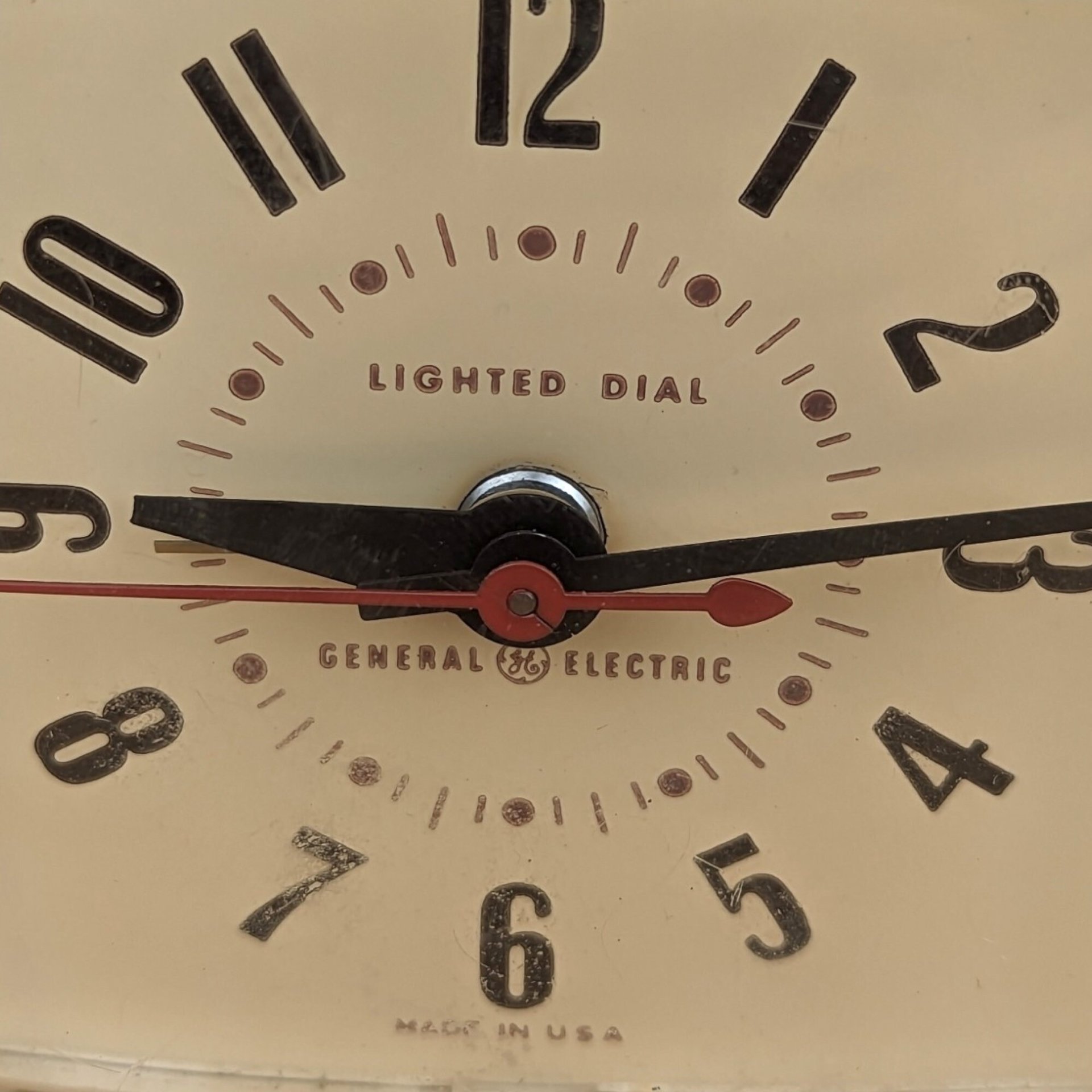 Vintage GE Electric Alarm Clock - Classic Timepiece