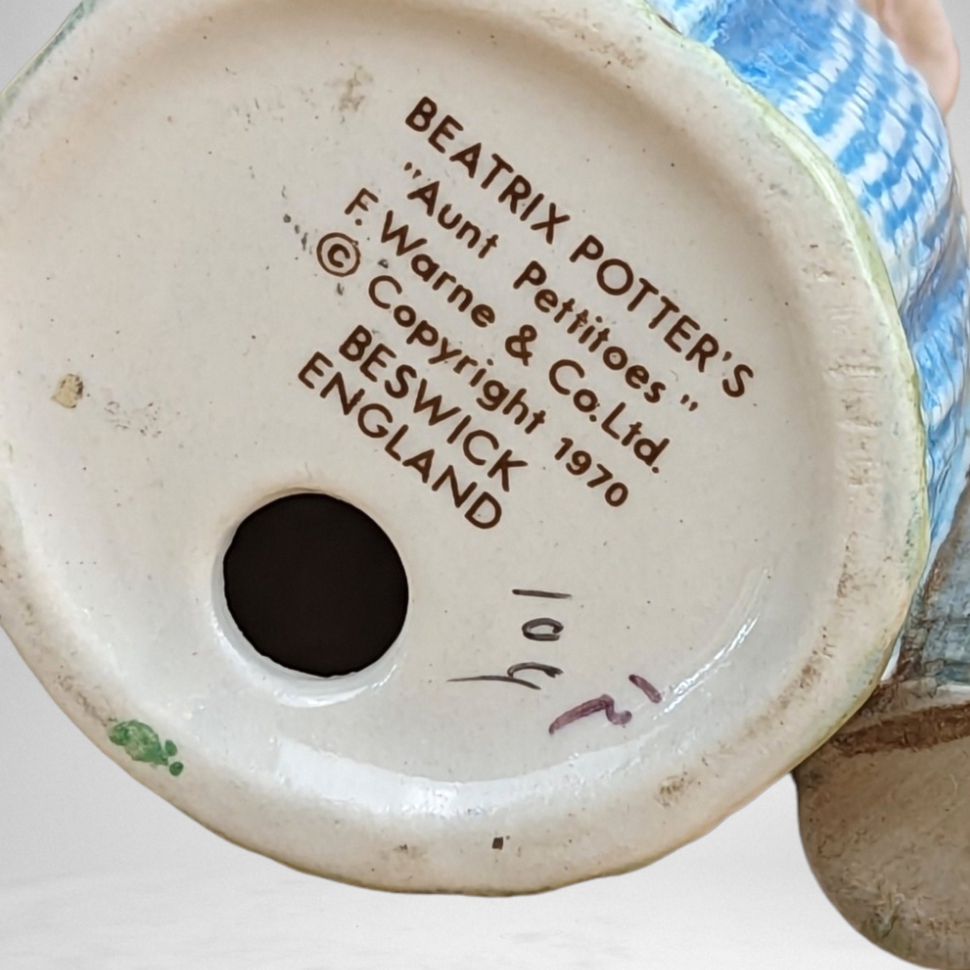 1970 Beatrix Potter "Aunt Pettitoes" Figurine