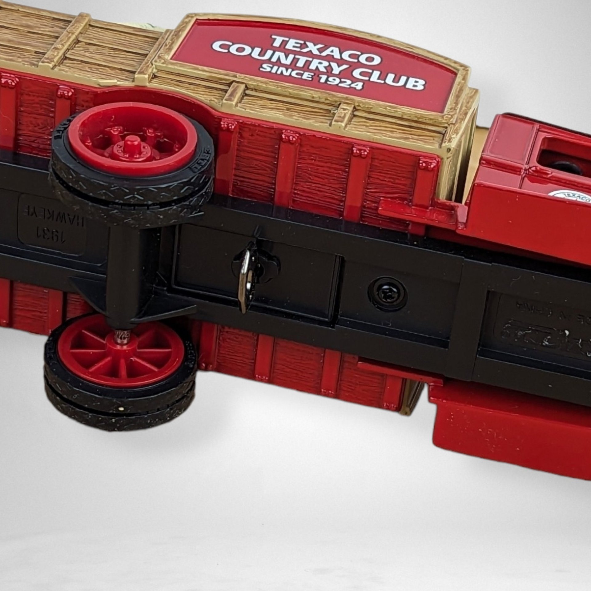 2001 ERTL Texaco Country Club Replica 1931 Hawkeye Truck Metal Bank 