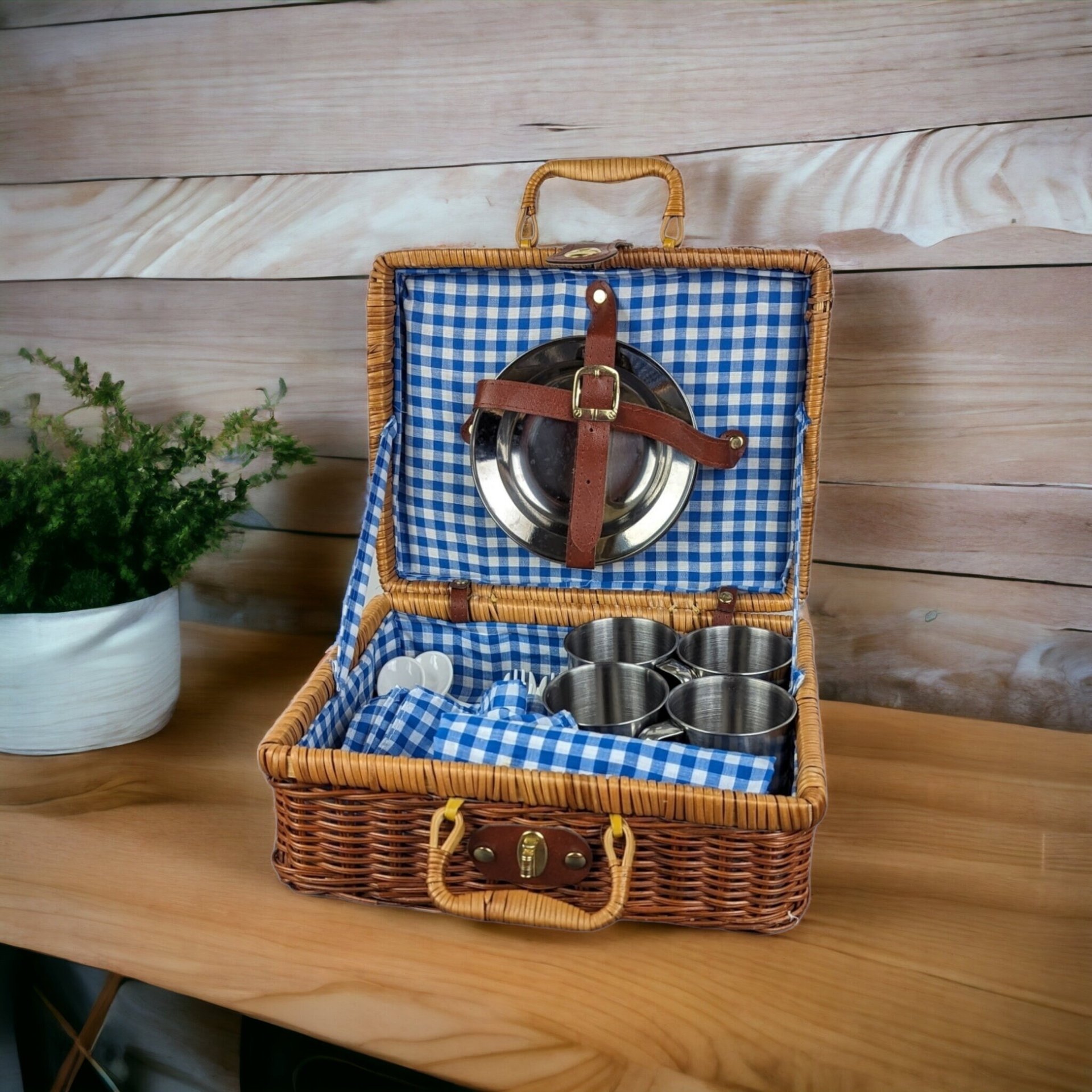 20 Piece Wicker Picnic Basket Dish Set: Complete Dining Elegance for Outdoor Adventures