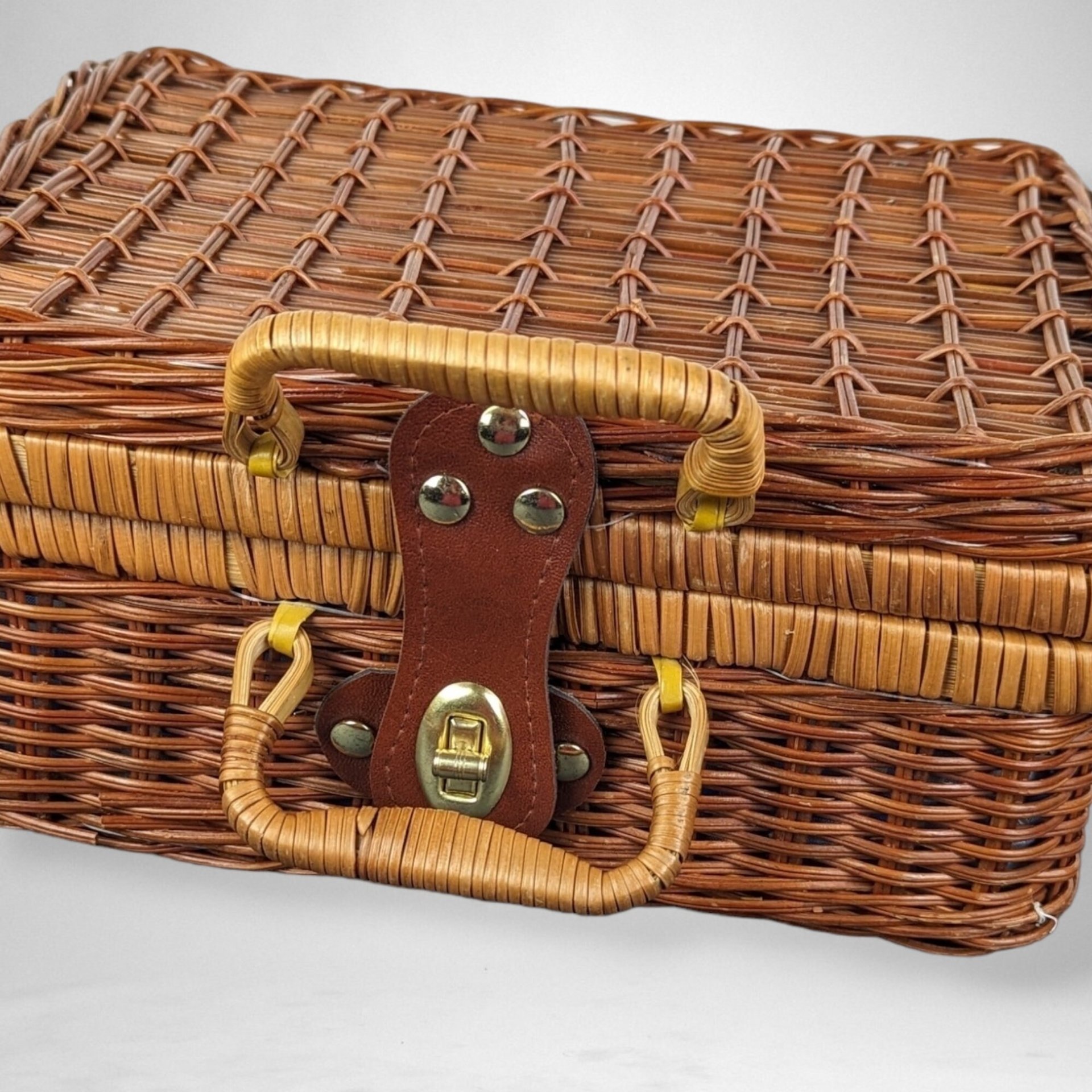 20 Piece Wicker Picnic Basket Dish Set: Complete Dining Elegance for Outdoor Adventures