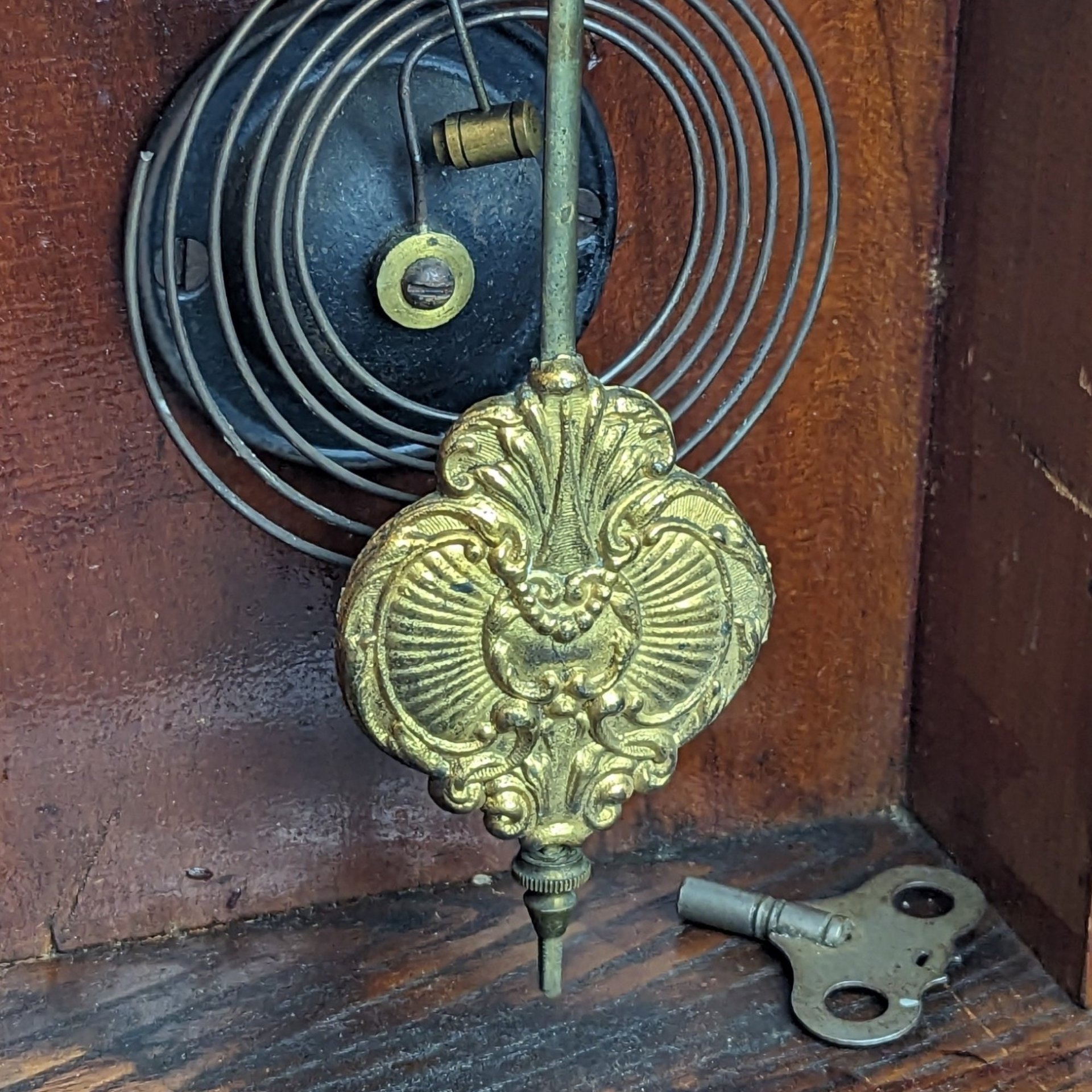 Waterbury Harlem Mantle Clock with Key – Timeless Antique Charm