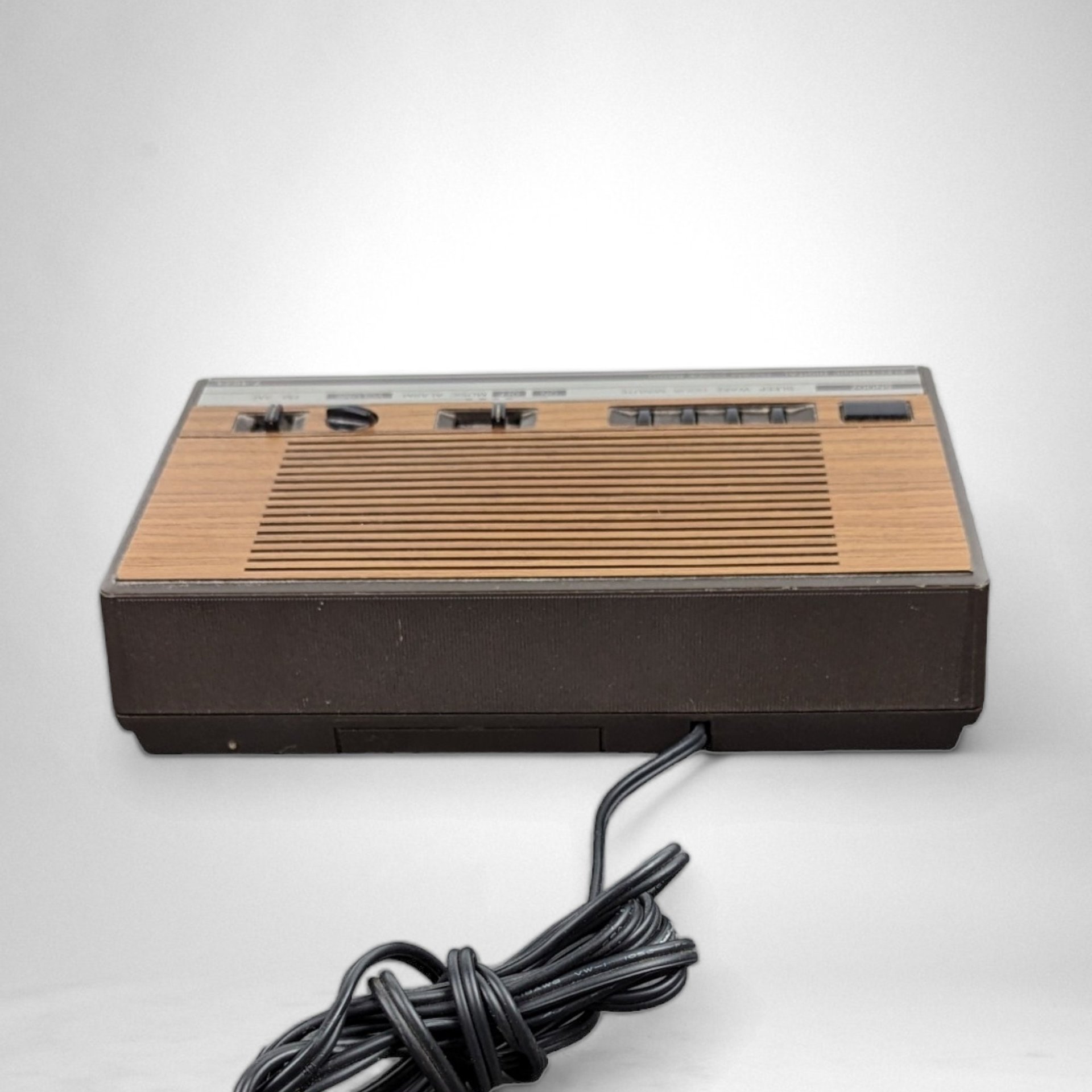 Vintage GE AM/FM Digital Alarm Clock Radio: Retro Wake-Up Nostalgia