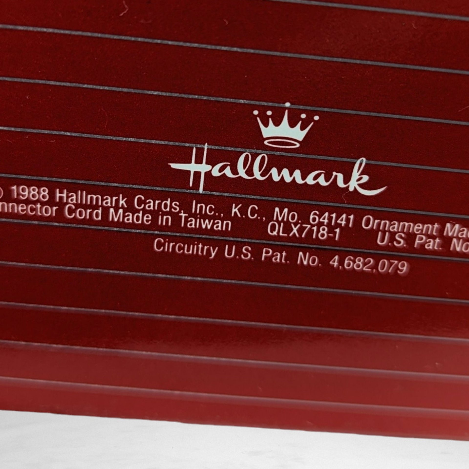 Vintage 1998 Hallmark Last Minute Hug Light and Motion Ornament - Nostalgic Collectible Holiday Decor