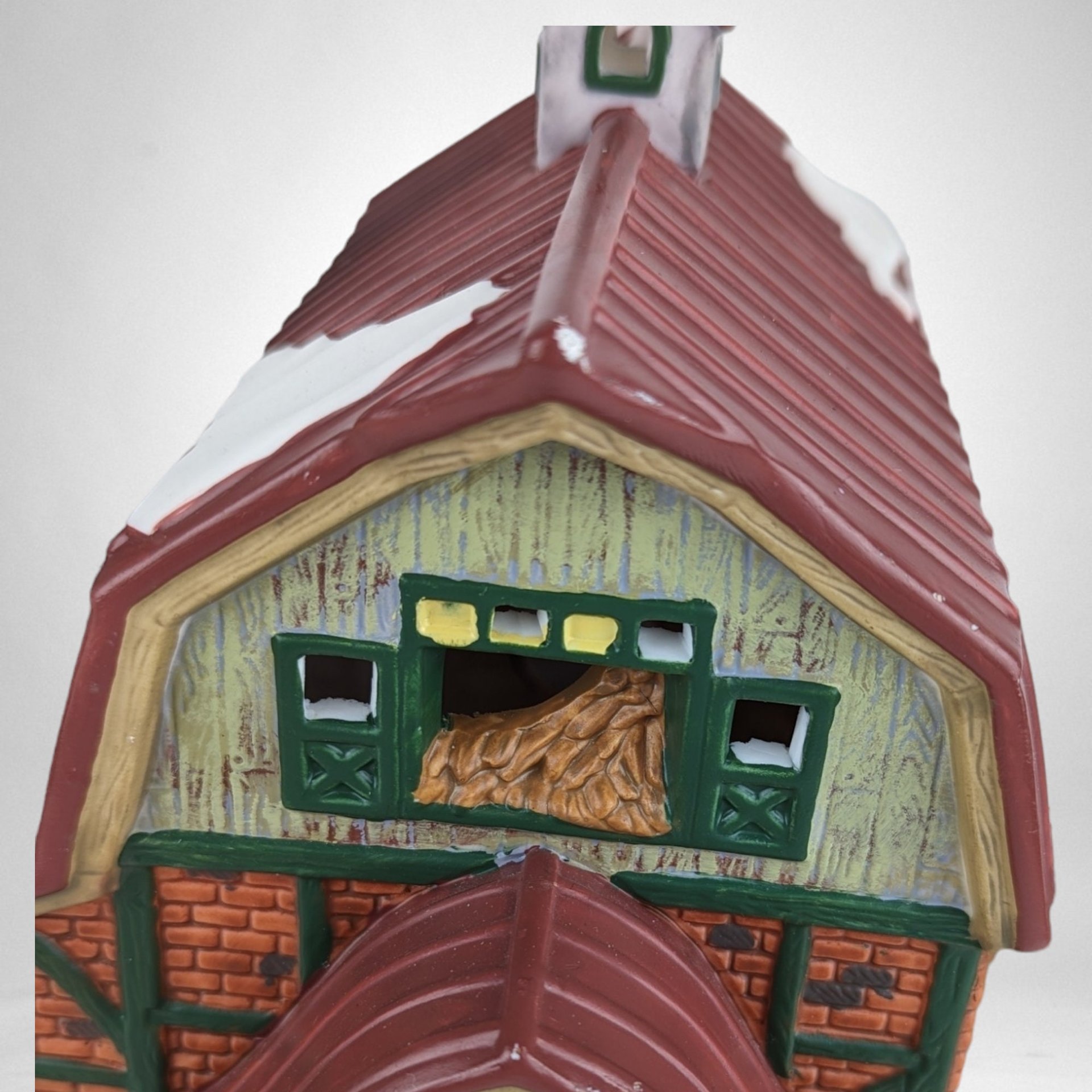Vintage Glow: 1998 O'Well Village Light-Up Barn - Charming Collectible Holiday Decor