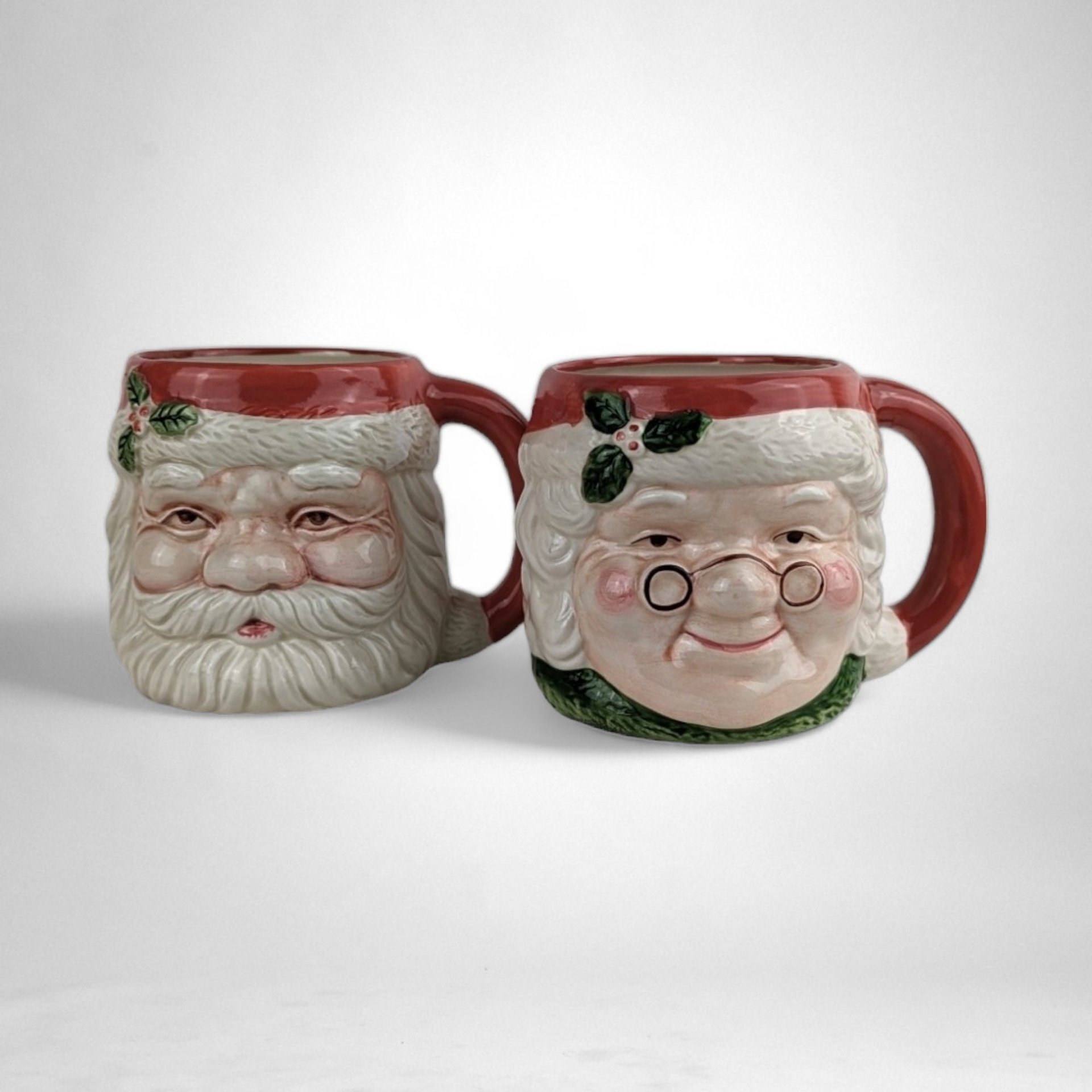 Charming Vintage Papel Mr. and Mrs. Santa Claus Mugs - Festive Nostalgia for Your Holiday Sips!
