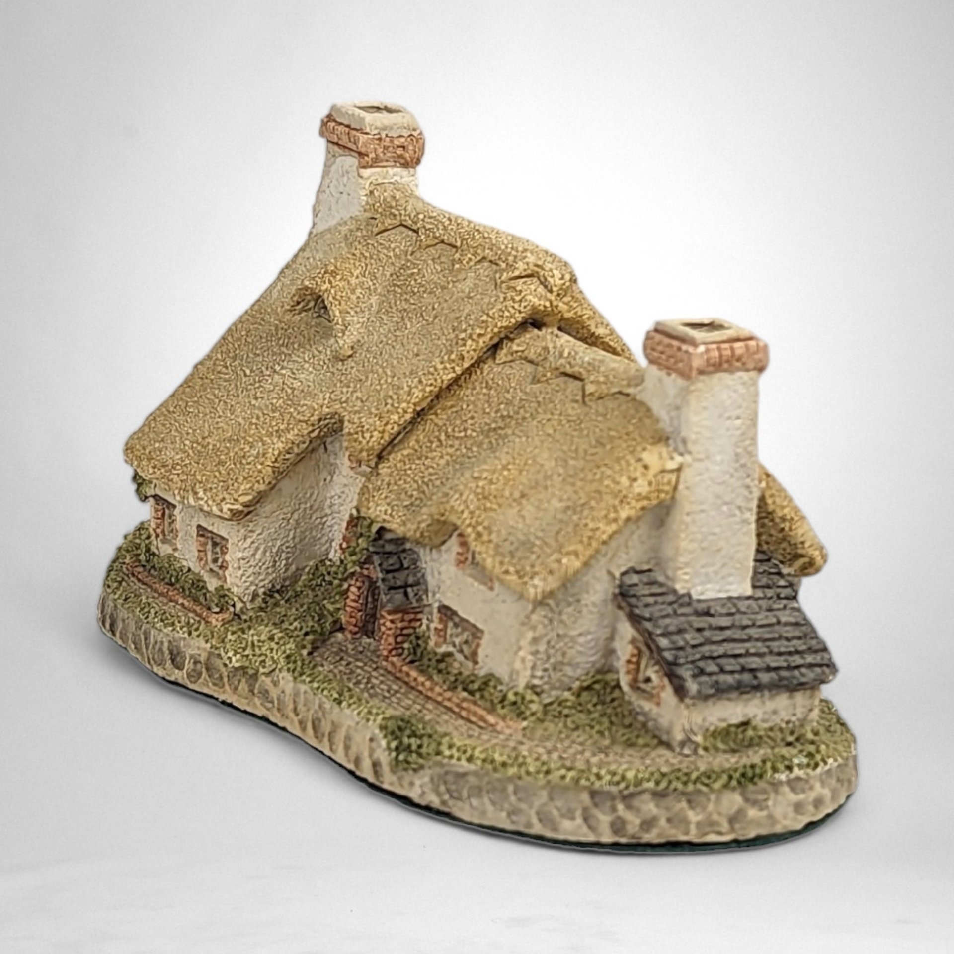 Charming 1985 David Winter Yeomans Farmhouse Figurine