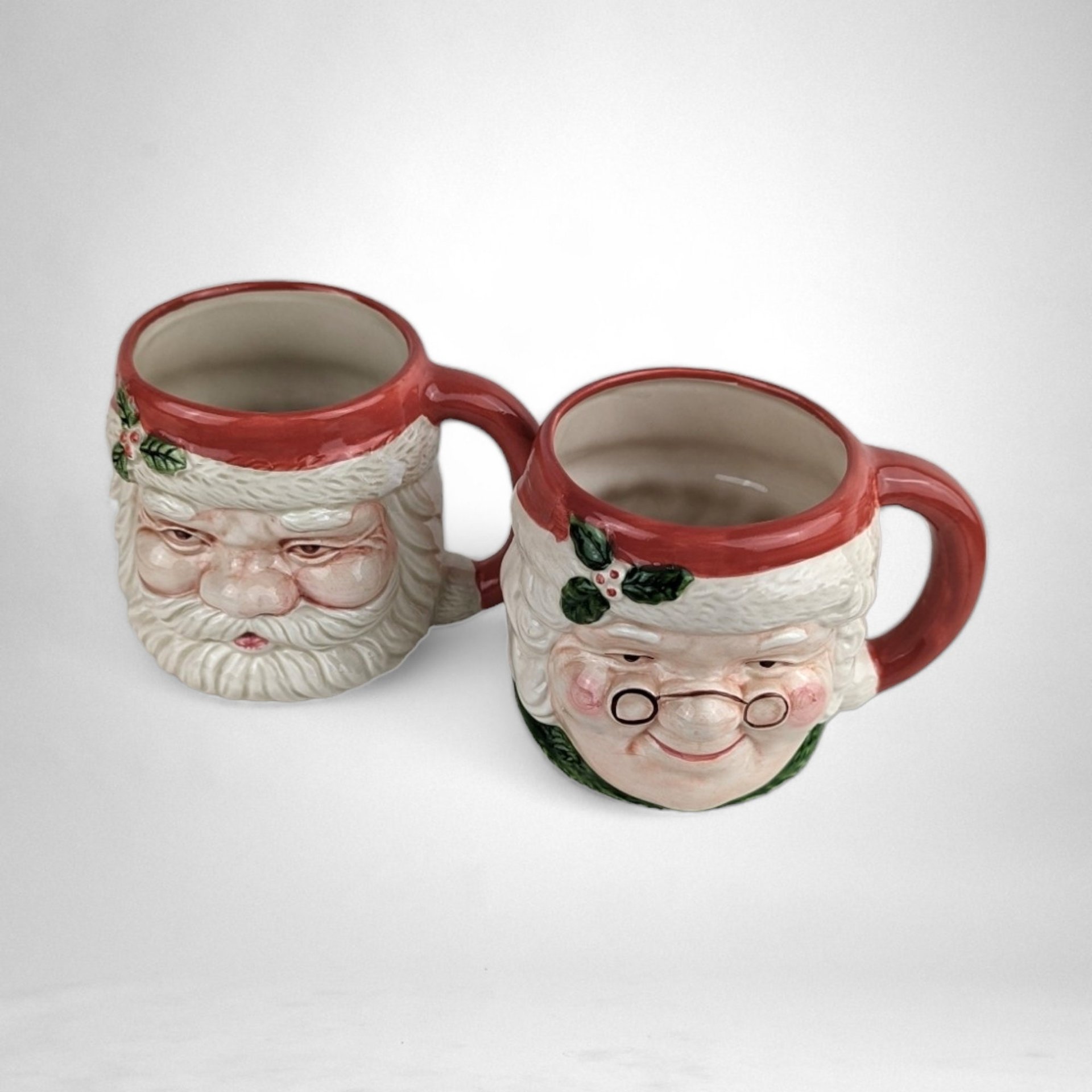Charming Vintage Papel Mr. and Mrs. Santa Claus Mugs - Festive Nostalgia for Your Holiday Sips!