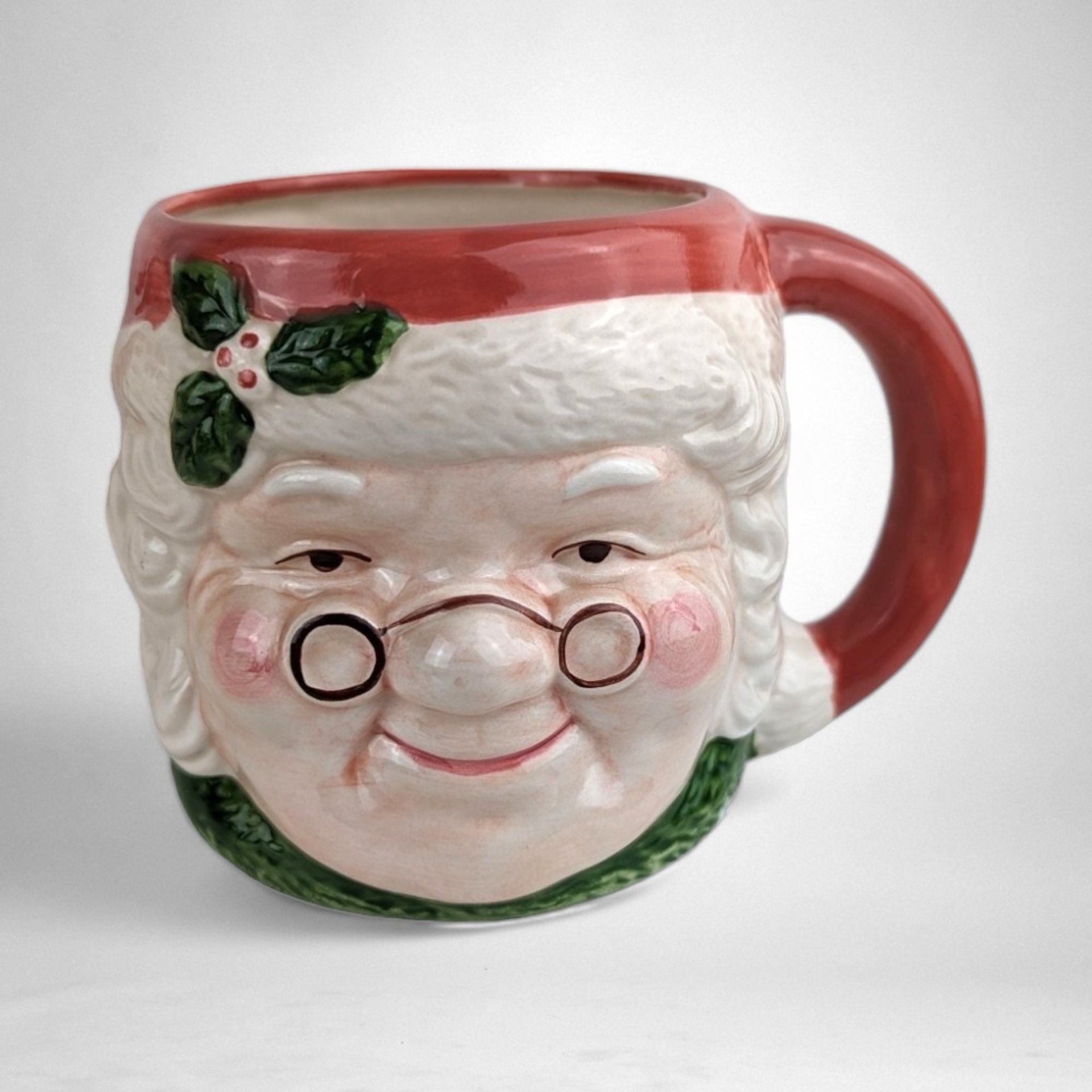 Charming Vintage Papel Mr. and Mrs. Santa Claus Mugs - Festive Nostalgia for Your Holiday Sips!