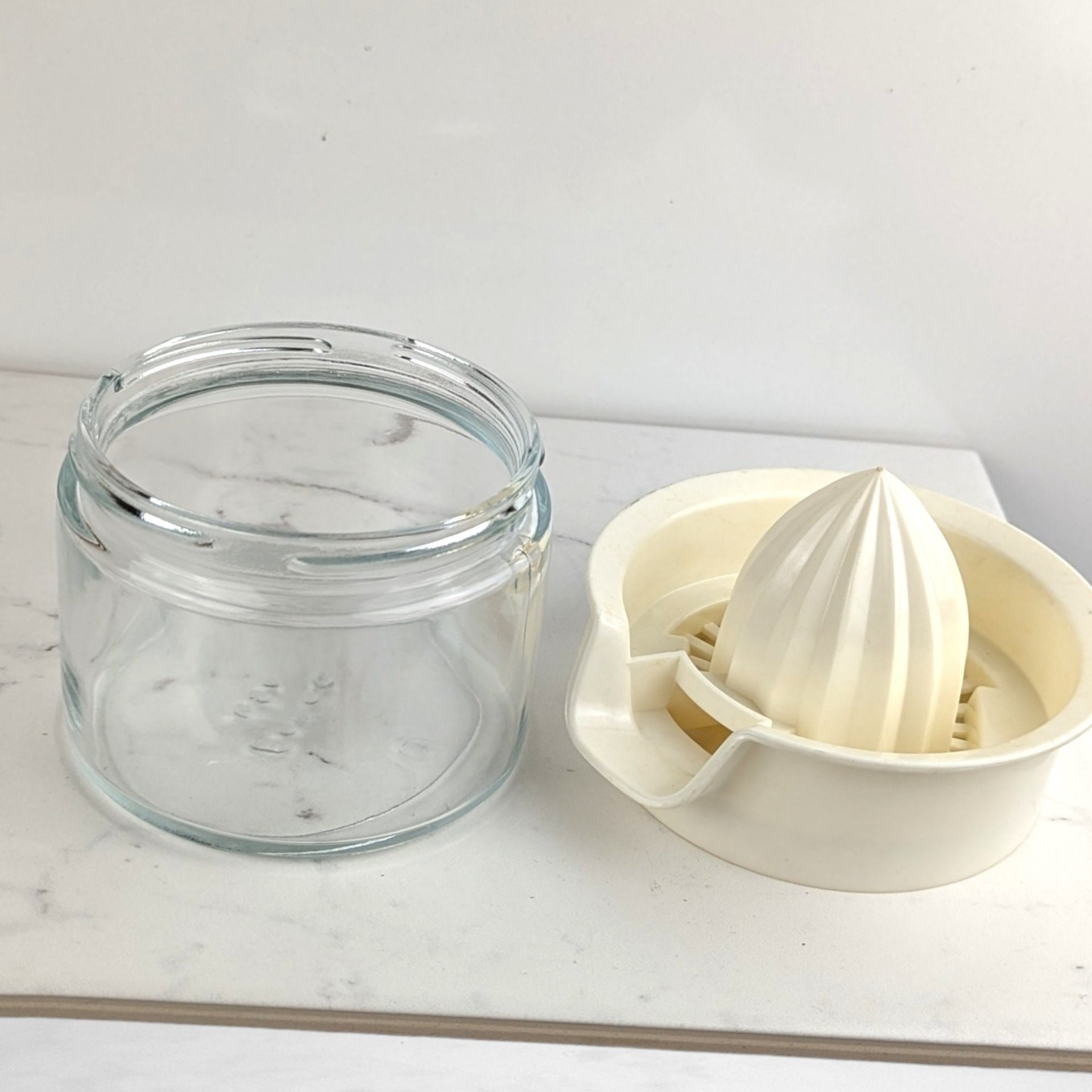 Vintage Gemco Glass Juicer with Plastic Lid - Kitchen Nostalgia