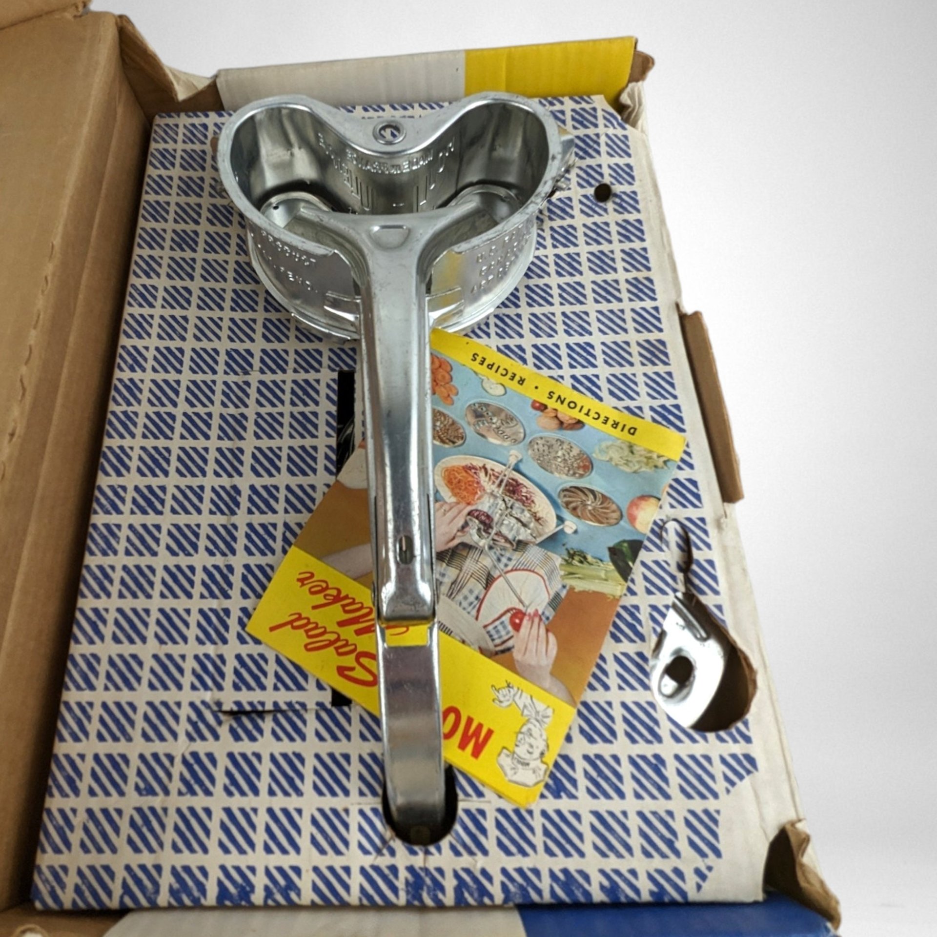 Retro Culinary Charm: Vintage Mouli Salad Maker