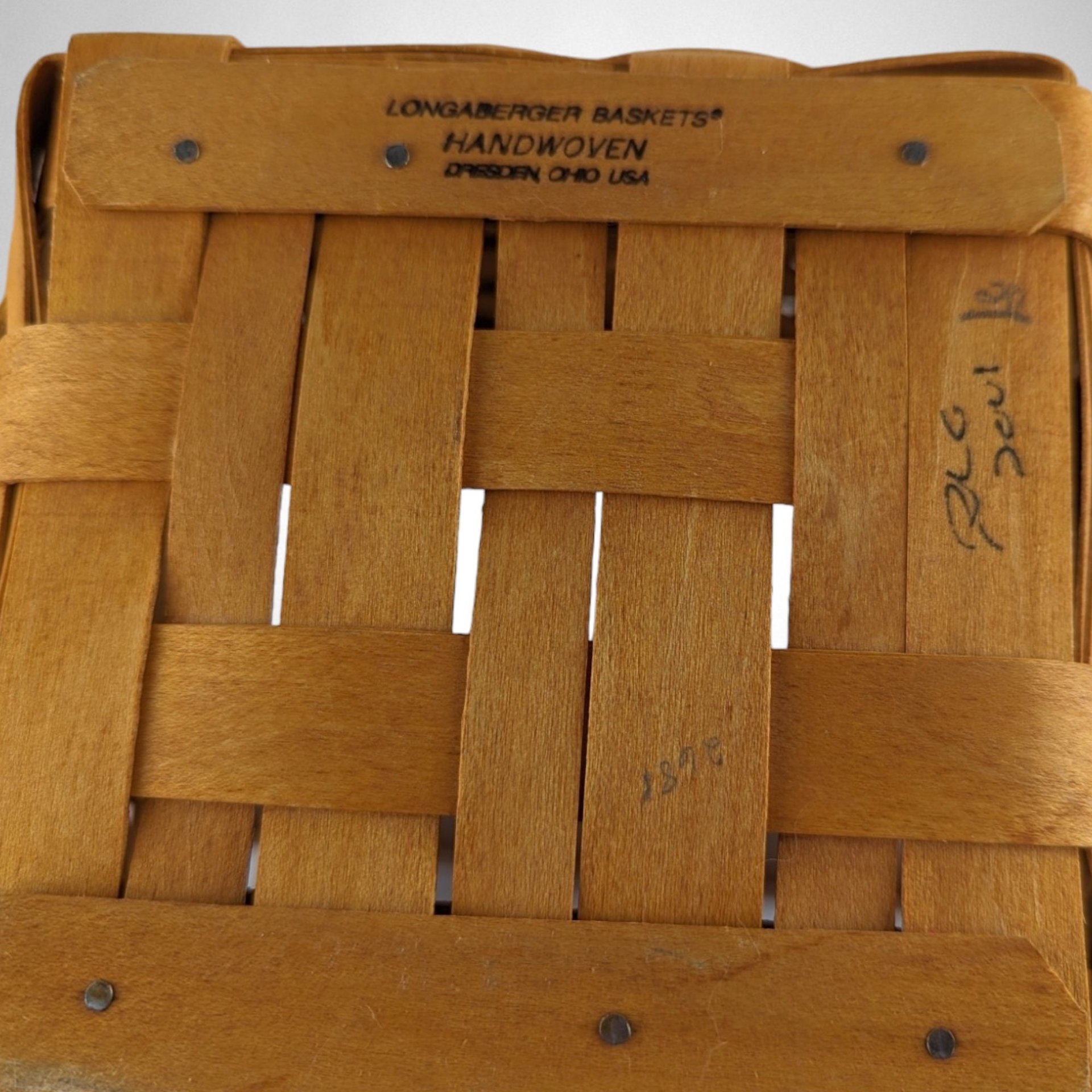 2001 Longaberger Handwoven Basket Tissue Holder with Lid - Elegant and Functional Home Decor