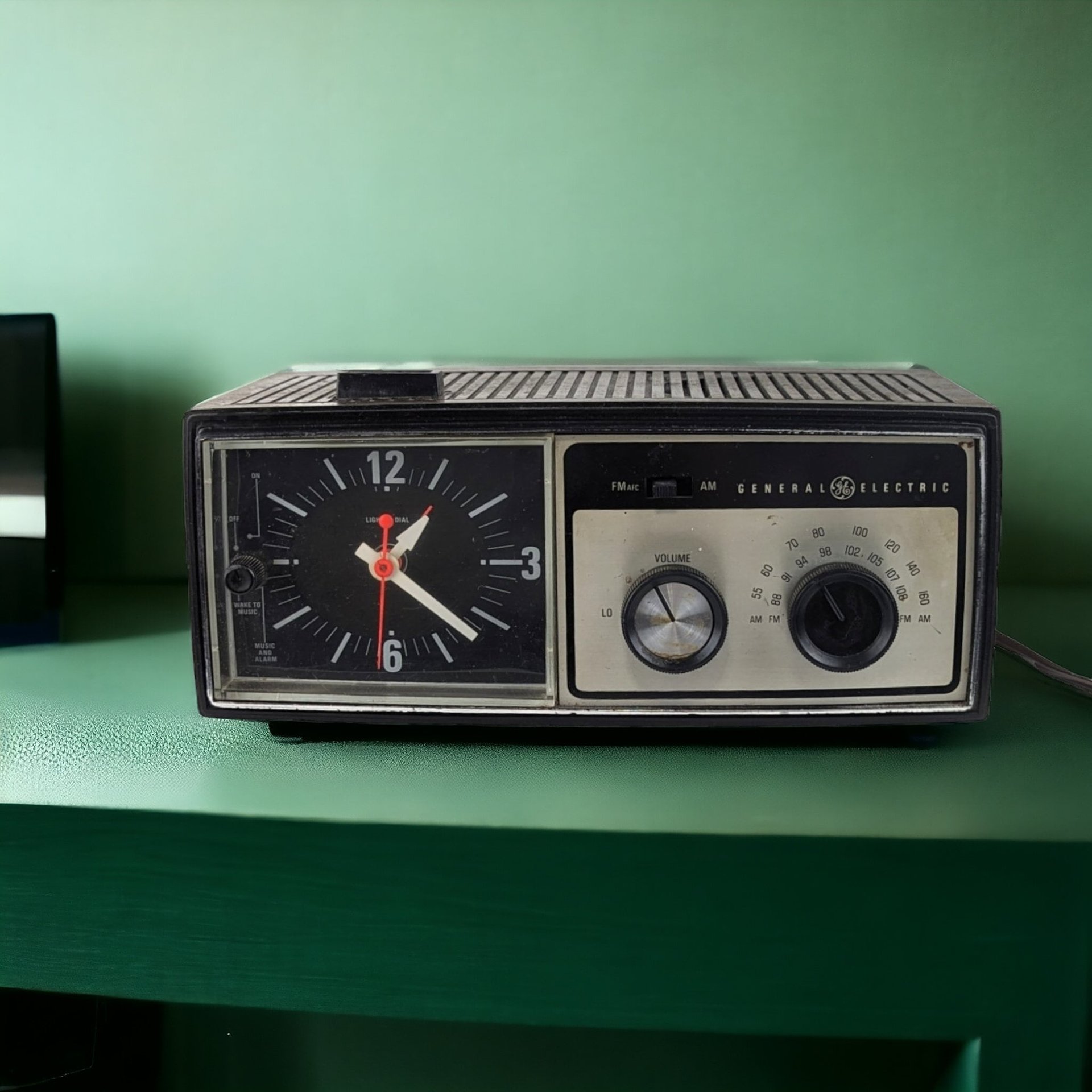 Vintage General Electric Clock Radio