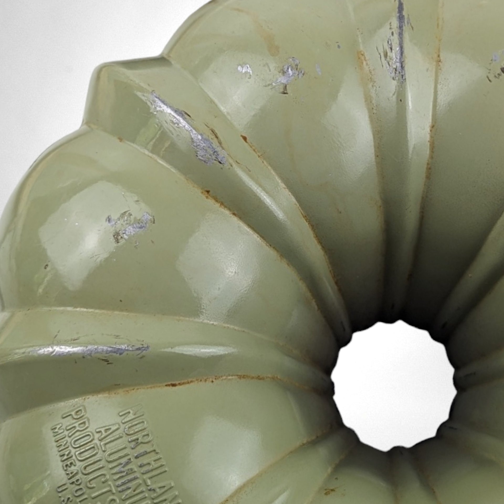 Vintage Avocado Green Northland Aluminum Bundt Pan | Retro Kitchenware | 10" Diameter | Perfect for Baking & Molding | Good Condition
