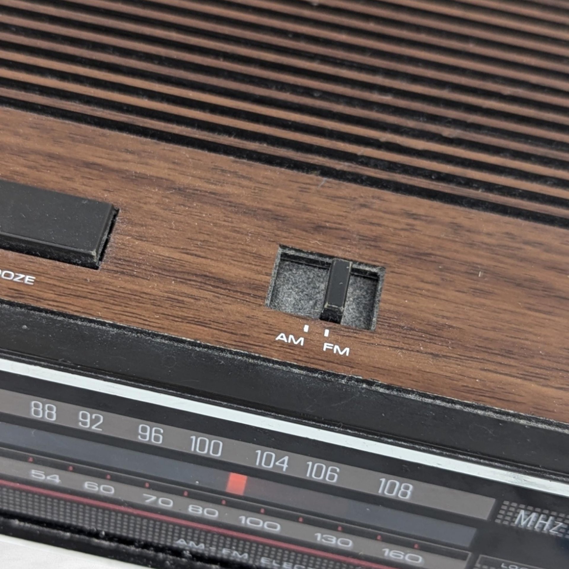Vintage Soundesign 3636-A AM/FM Clock Radio, Working, 1980s Retro Alarm Clock, Red LED Display, Bedroom Decor, Collectible Electronics