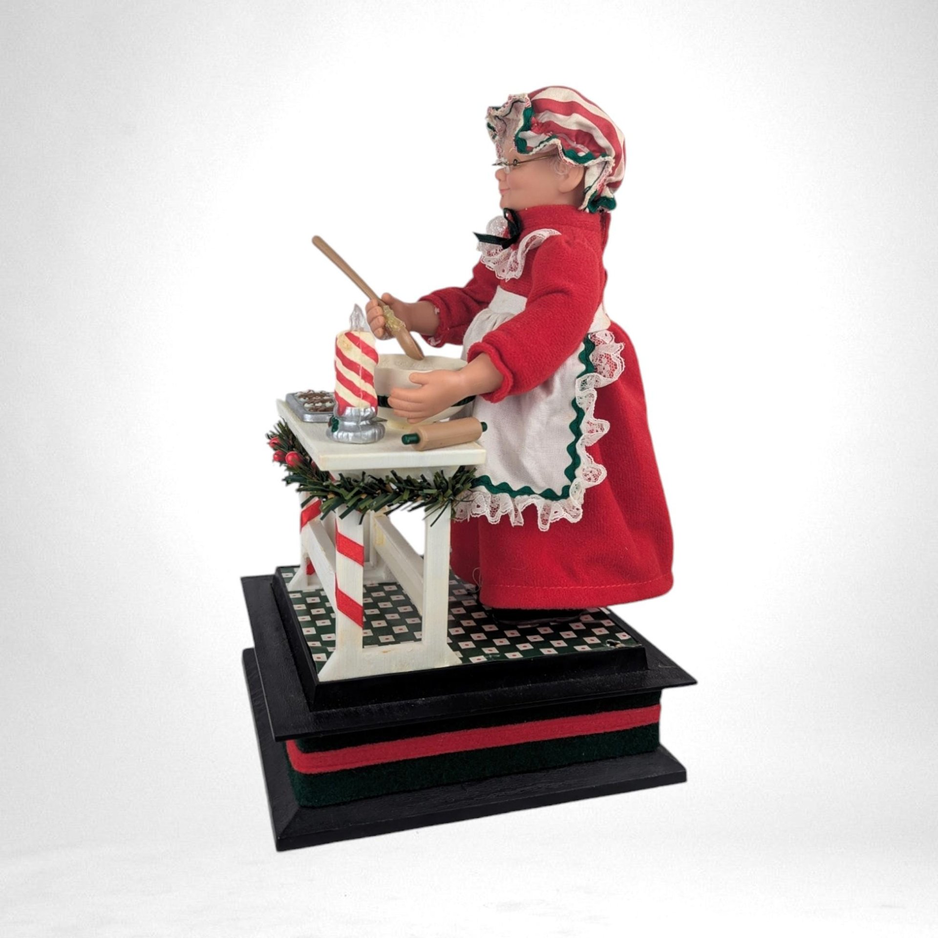 Vintage 1994 Holiday Creations Mrs. Claus, Animated & Musical, Christmas Decor, Baking Scene,  Lights/Music, SMALL IMPERECTION