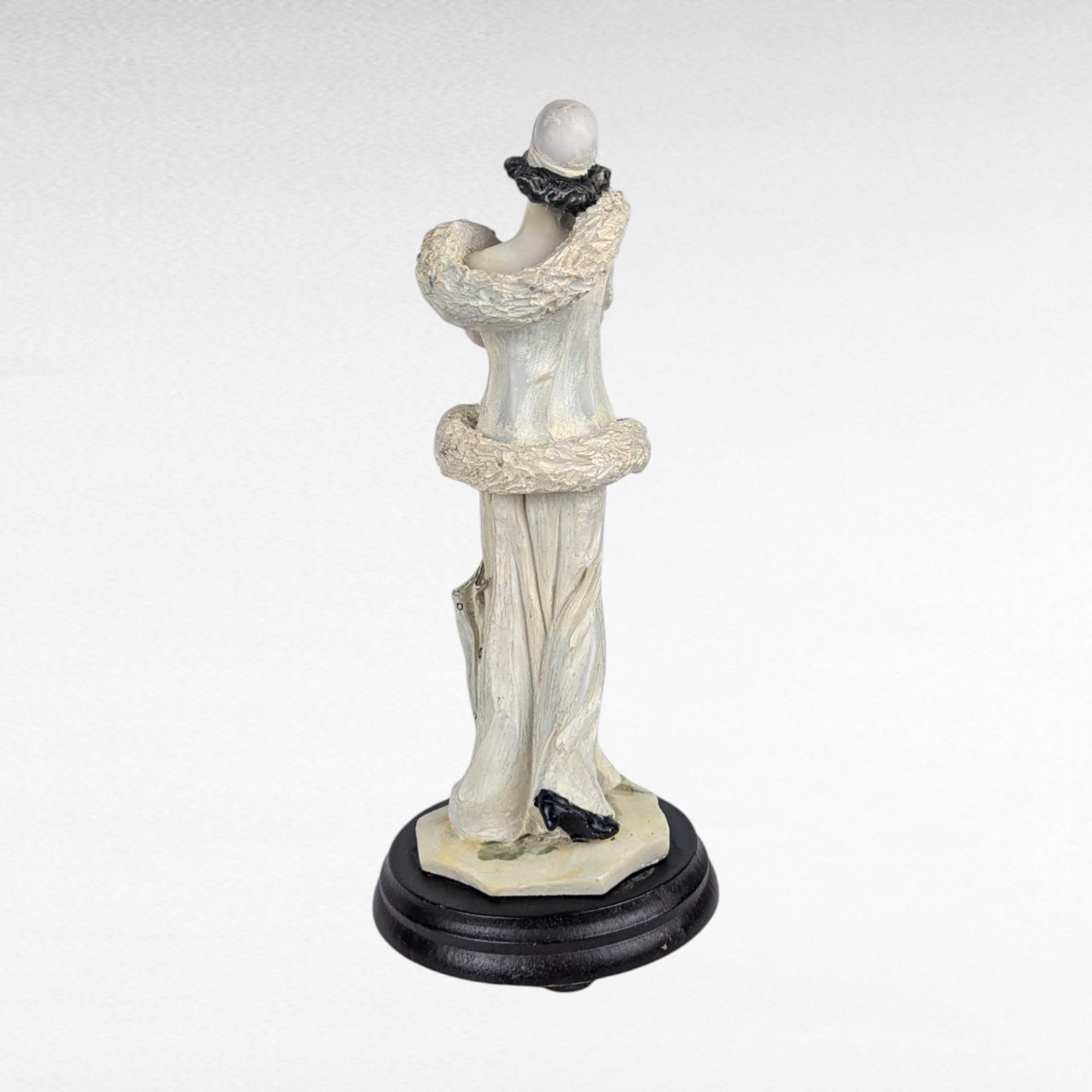 Vintage Resin Art Deco Lady Figurine, Elegant Woman Sculpture, Decorative Art, Collectible Figurine, Art Deco Style Statue