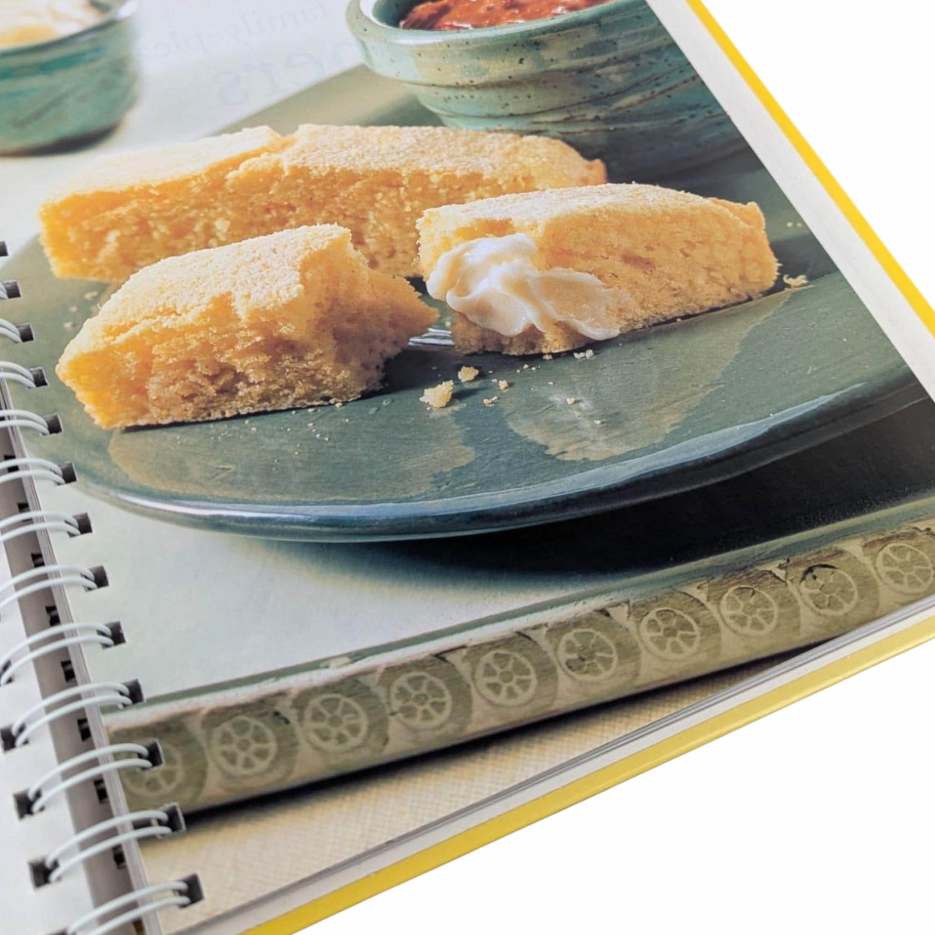 2000 Betty Crocker's Bisquick Cookbook, Hardcover, Classic Baking Recipes, Easy Meals Guide, Gift for Home Cook