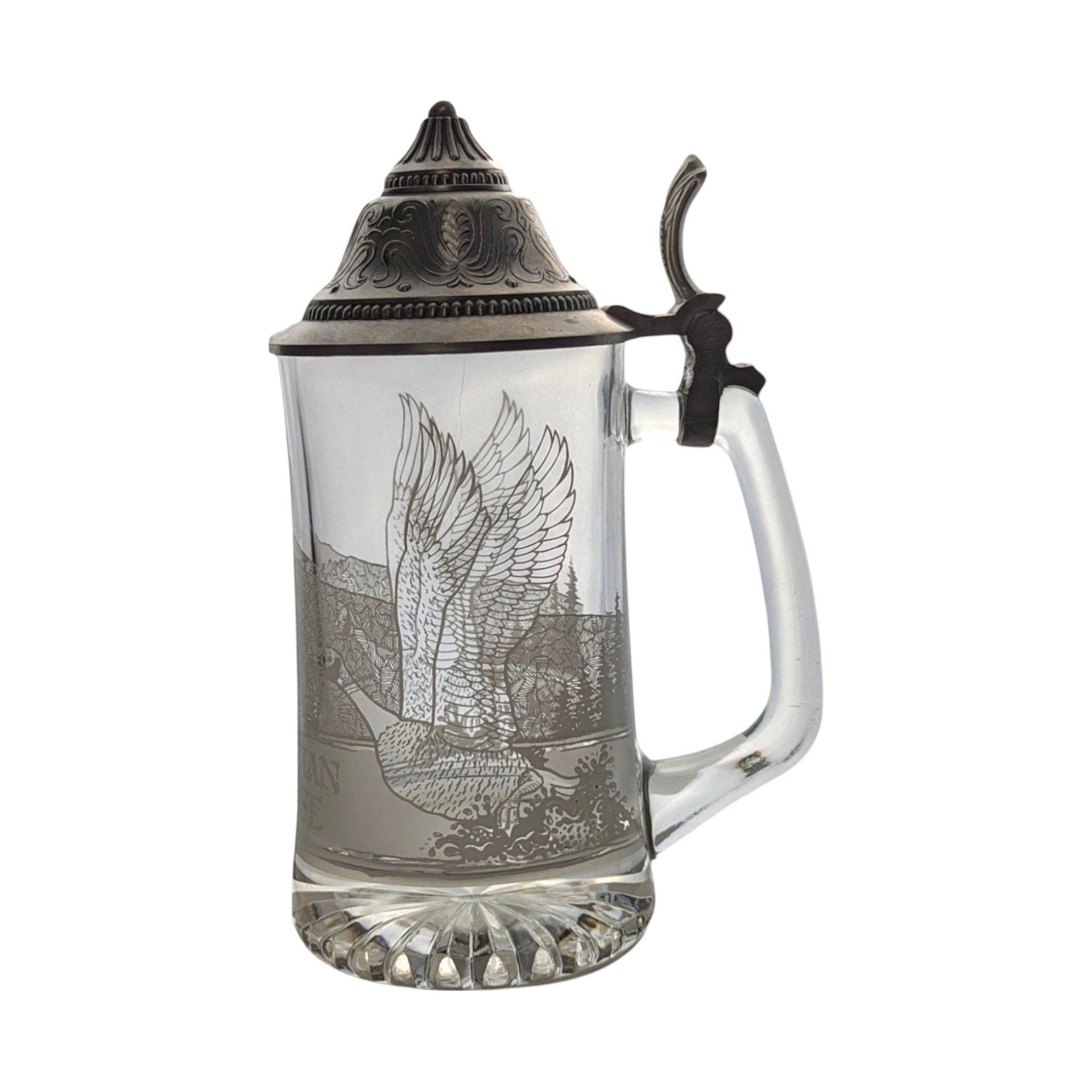 Etched Canadian Goose Glass Beer Stein: Nature-Themed Drinkware