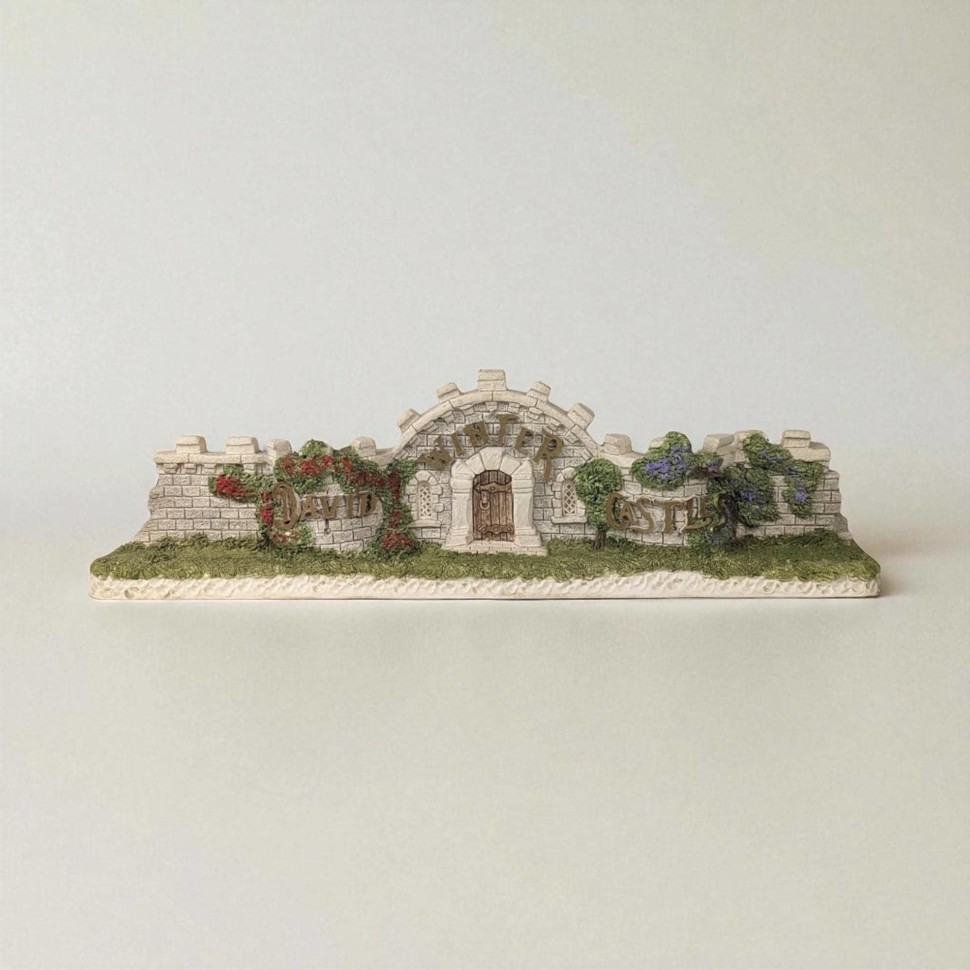 Vintage 1994 The Castle Wall Cottage: David Winter Collectible Figurine